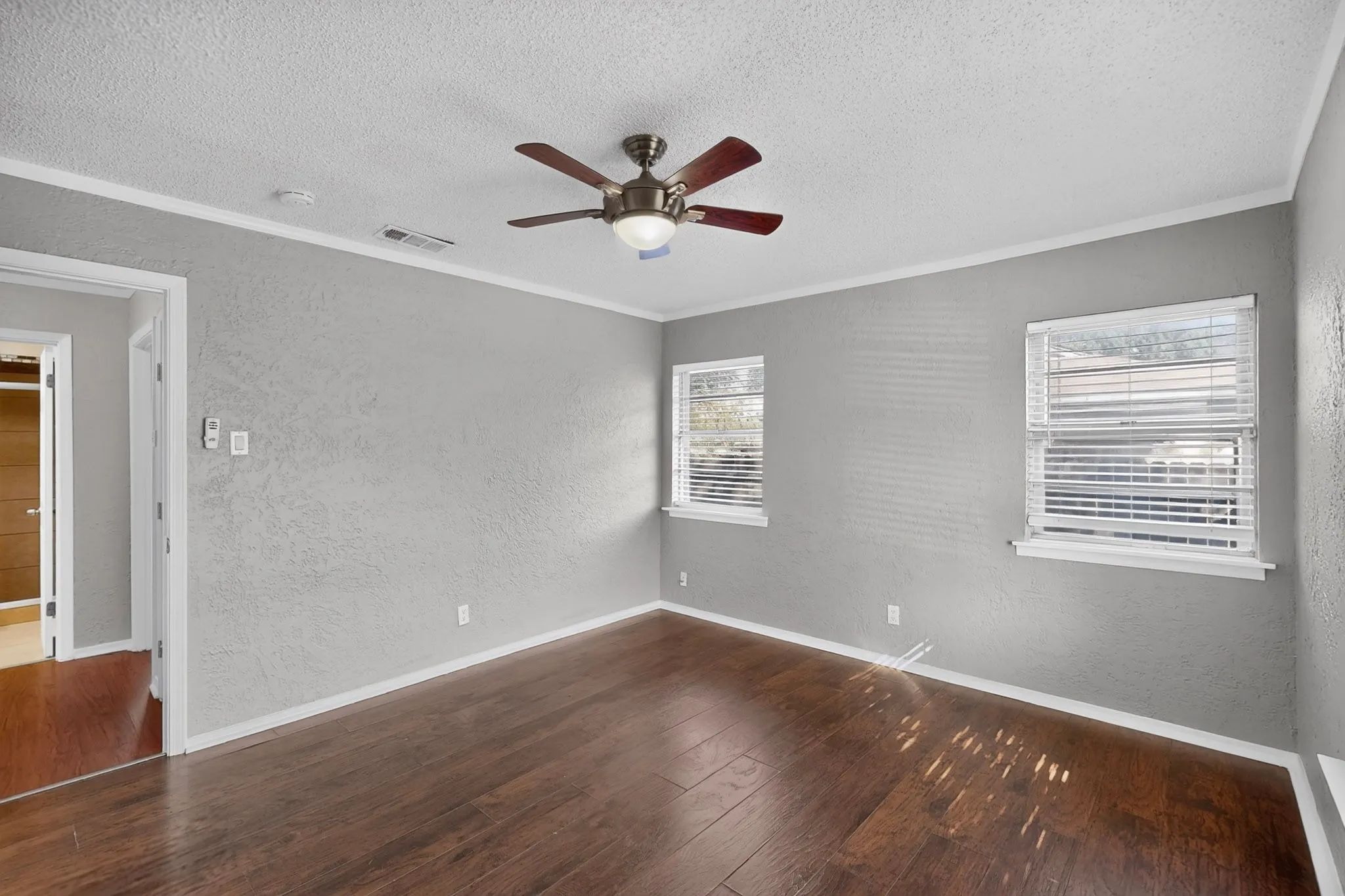 Single Family Residence For Rent in Dallas County , 2213 Huskey Street, Garland, Texas 75041, 3 Bedroom, 2 Bathroom, Garage spaces, 1,028 Sqft, built in 1951, mls#21417904, Real Estate Agent in Garland, Homes For Rent in Dallas county, Homes For Rent in Garland, Realtor in Garland Texas, Real Estate Brokerage Independent Realty Texas, Luminita Cordes Realtor