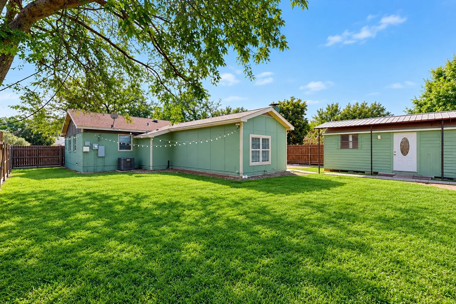 Single Family Residence For Rent in Dallas County , 2213 Huskey Street, Garland, Texas 75041, 3 Bedroom, 2 Bathroom, Garage spaces, 1,028 Sqft, built in 1951, mls#21417904, Real Estate Agent in Garland, Homes For Rent in Dallas county, Homes For Rent in Garland, Realtor in Garland Texas, Real Estate Brokerage Independent Realty Texas, Luminita Cordes Realtor