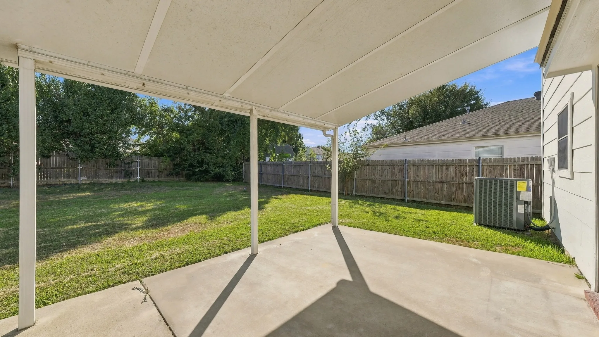 Single Family Residence For Sale in Tarrant County , 7007 Bridlewood Drive, Arlington, Texas 76002, 4 Bedroom, 3 Bathroom, 2 Garage spaces, 2,040 Sqft, built in 1999, mls#21418691, Real Estate Agent in Arlington, Homes For Sale in Tarrant county, Homes For Sale in Arlington, Realtor in Arlington Texas, Real Estate Brokerage Independent Realty Texas, Luminita Cordes Realtor
