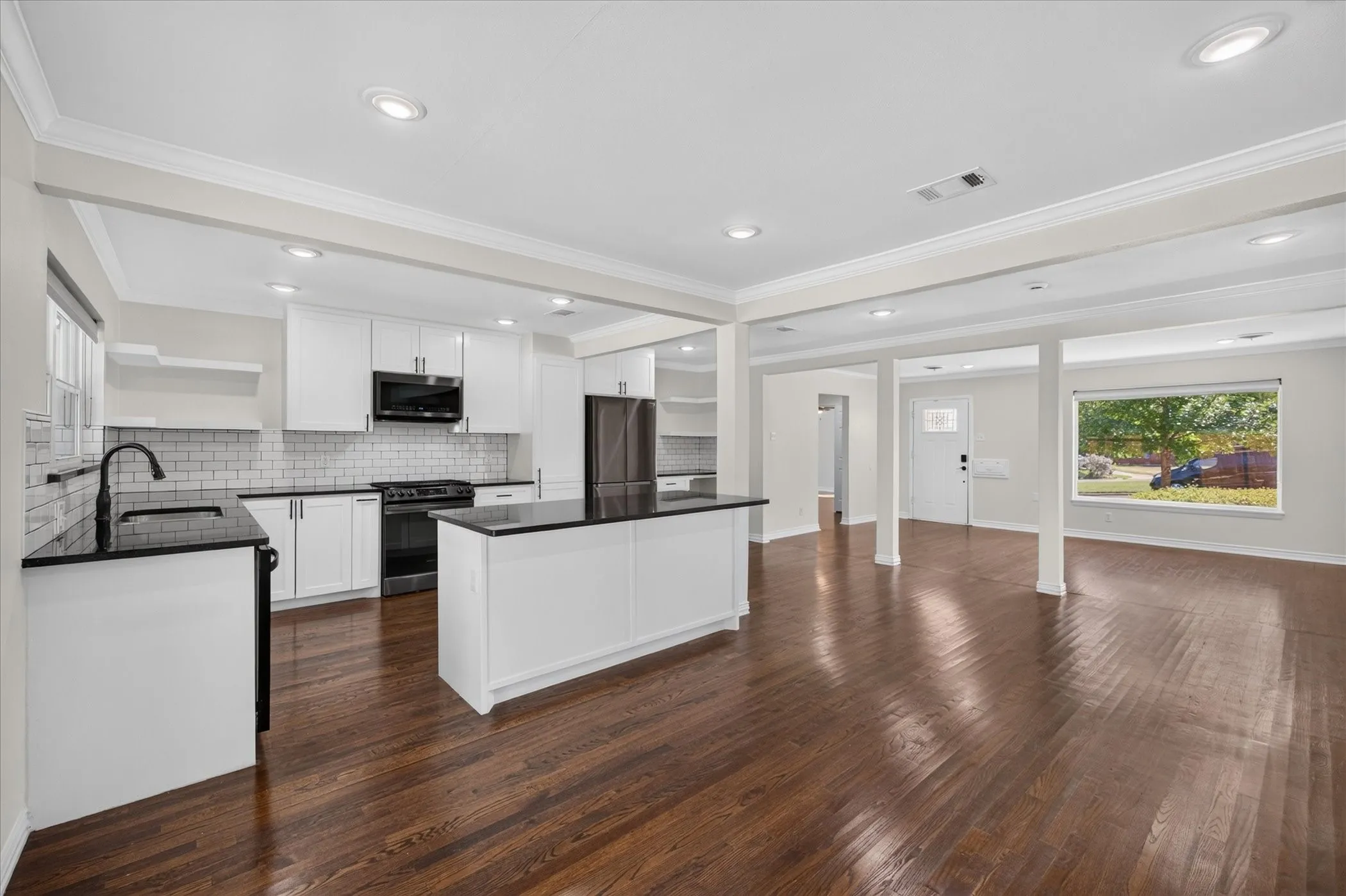 Single Family Residence For Sale in Dallas County , 721 Owensons Drive, Dallas, Texas 75224, 3 Bedroom, 2 Bathroom, Garage spaces, 1,648 Sqft, built in 1954, mls#21418320, Real Estate Agent in Dallas, Homes For Sale in Dallas county, Homes For Sale in Dallas, Realtor in Dallas Texas, Real Estate Brokerage Independent Realty Texas, Luminita Cordes Realtor
