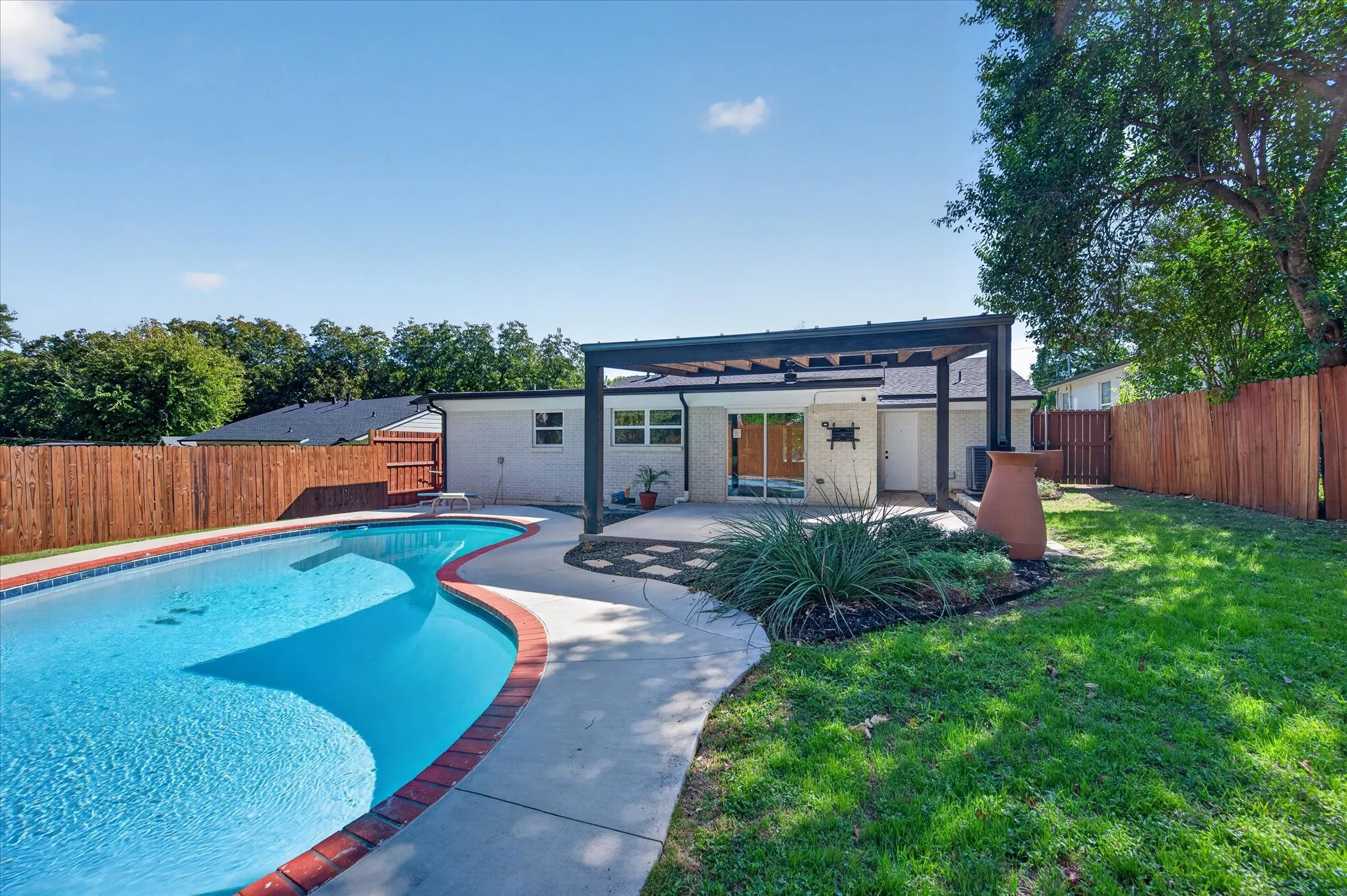 Single Family Residence For Sale in Dallas County , 721 Owensons Drive, Dallas, Texas 75224, 3 Bedroom, 2 Bathroom, Garage spaces, 1,648 Sqft, built in 1954, mls#21418320, Real Estate Agent in Dallas, Homes For Sale in Dallas county, Homes For Sale in Dallas, Realtor in Dallas Texas, Real Estate Brokerage Independent Realty Texas, Luminita Cordes Realtor