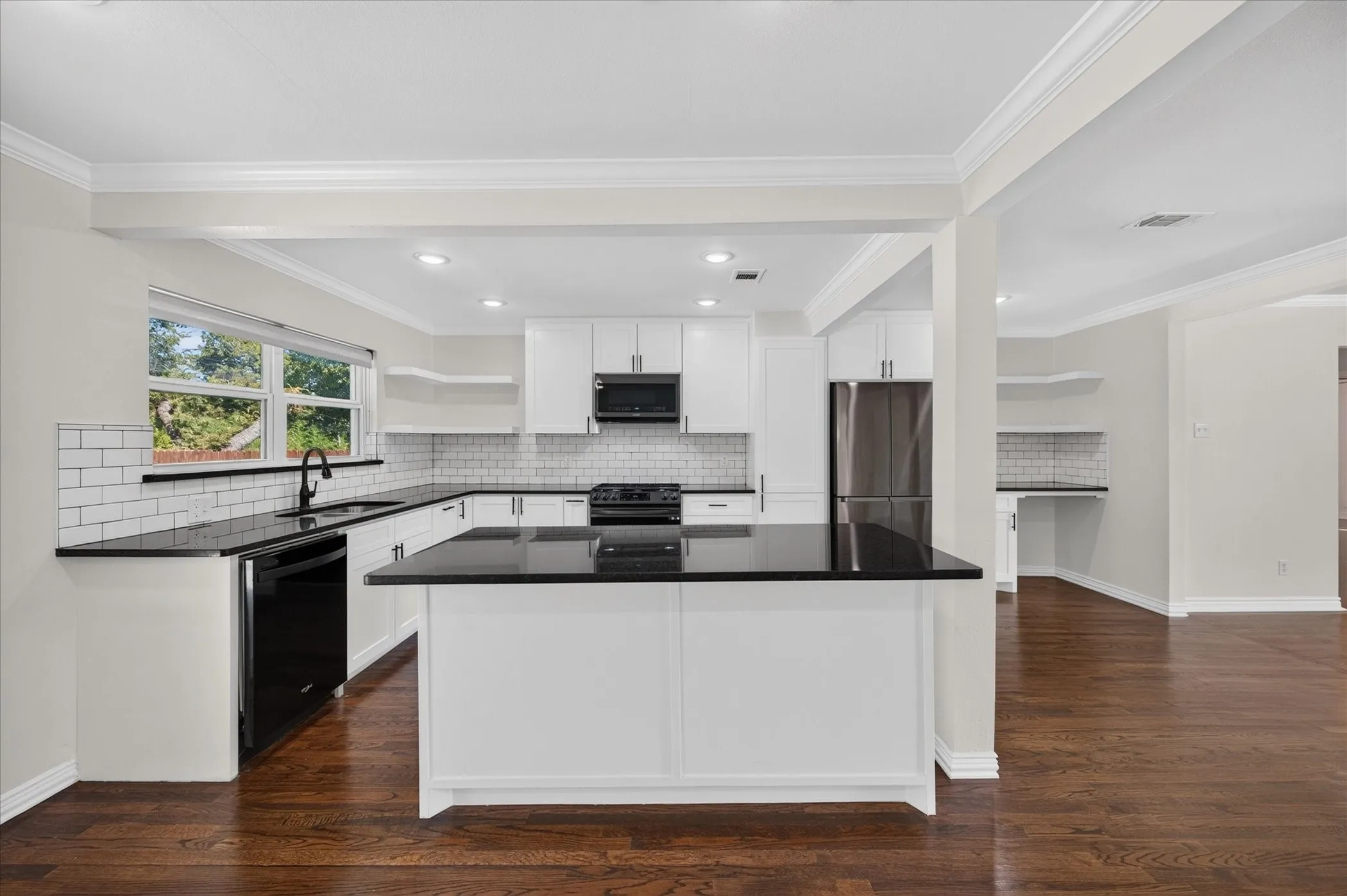 Single Family Residence For Sale in Dallas County , 721 Owensons Drive, Dallas, Texas 75224, 3 Bedroom, 2 Bathroom, Garage spaces, 1,648 Sqft, built in 1954, mls#21418320, Real Estate Agent in Dallas, Homes For Sale in Dallas county, Homes For Sale in Dallas, Realtor in Dallas Texas, Real Estate Brokerage Independent Realty Texas, Luminita Cordes Realtor
