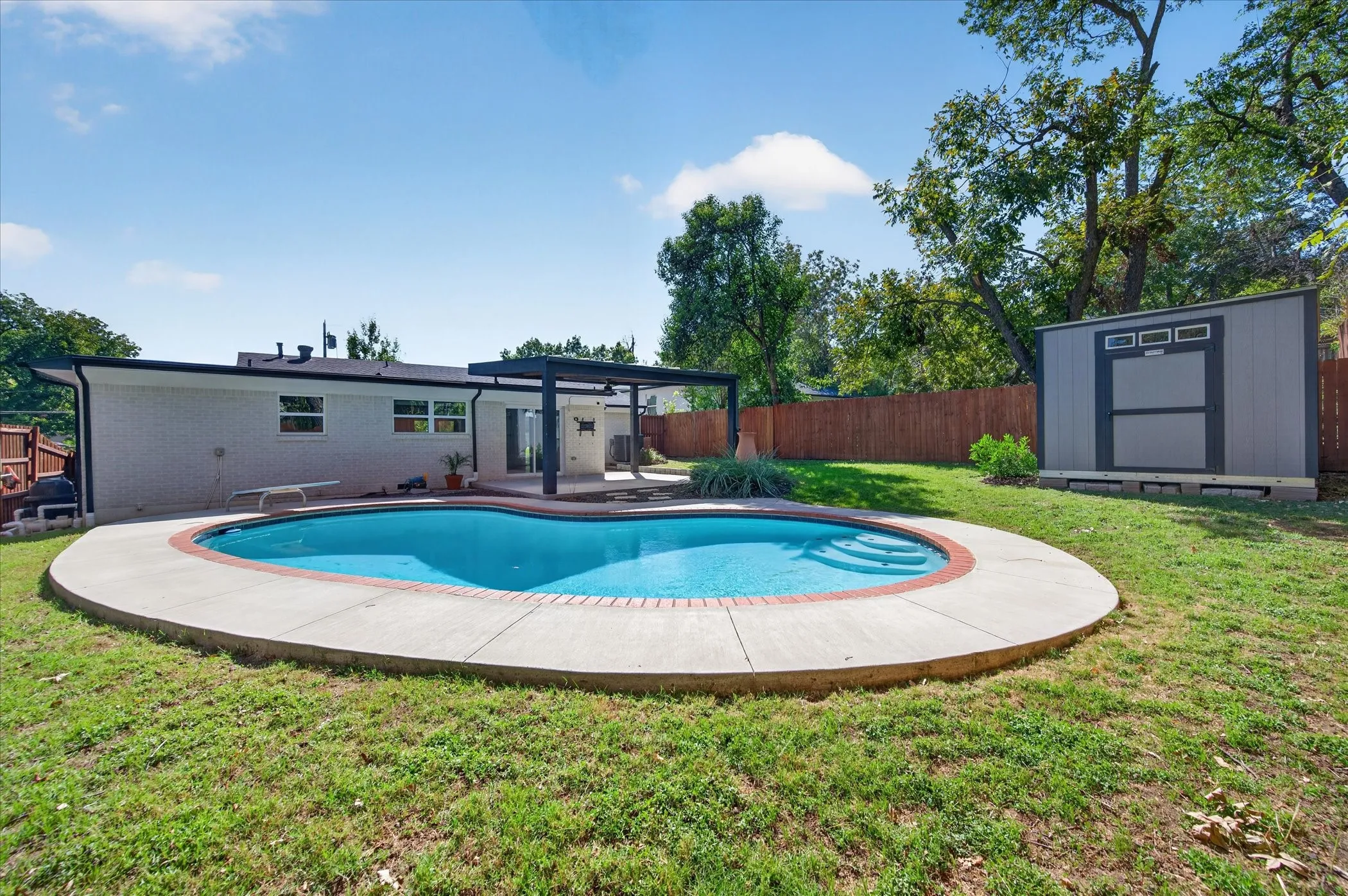 Single Family Residence For Sale in Dallas County , 721 Owensons Drive, Dallas, Texas 75224, 3 Bedroom, 2 Bathroom, Garage spaces, 1,648 Sqft, built in 1954, mls#21418320, Real Estate Agent in Dallas, Homes For Sale in Dallas county, Homes For Sale in Dallas, Realtor in Dallas Texas, Real Estate Brokerage Independent Realty Texas, Luminita Cordes Realtor