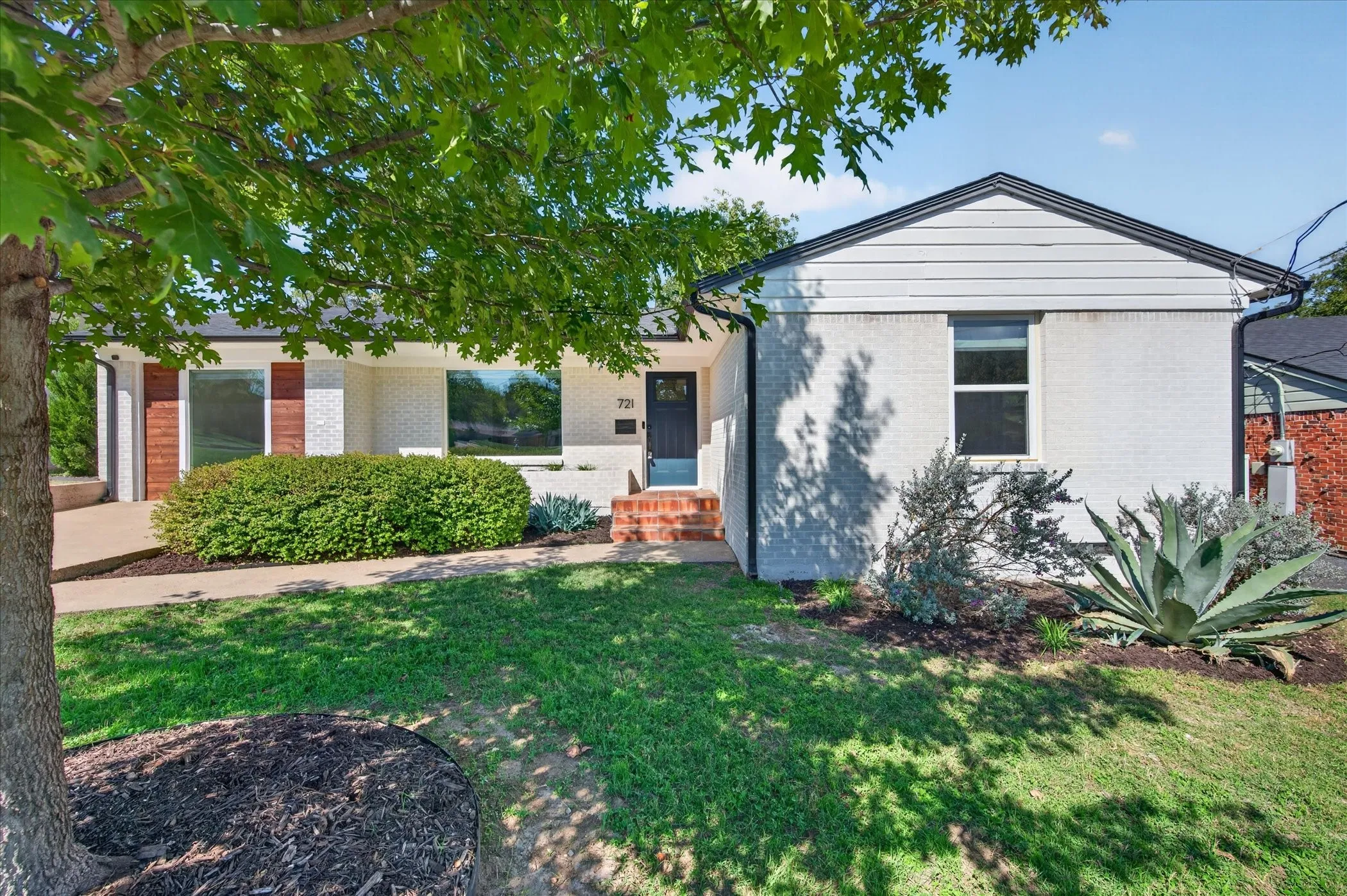 Single Family Residence For Sale in Dallas County , 721 Owensons Drive, Dallas, Texas 75224, 3 Bedroom, 2 Bathroom, Garage spaces, 1,648 Sqft, built in 1954, mls#21418320, Real Estate Agent in Dallas, Homes For Sale in Dallas county, Homes For Sale in Dallas, Realtor in Dallas Texas, Real Estate Brokerage Independent Realty Texas, Luminita Cordes Realtor