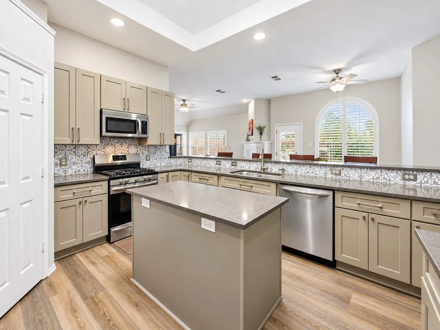 Single Family Residence For Sale in Dallas County , 10112 Norman Court, Irving, Texas 75063, 4 Bedroom, 2 Bathroom, 2 Garage spaces, 2,141 Sqft, built in 1994, mls#21411423, Real Estate Agent in Irving, Homes For Sale in Dallas county, Homes For Sale in Irving, Realtor in Irving Texas, Real Estate Brokerage Independent Realty Texas, Luminita Cordes Realtor