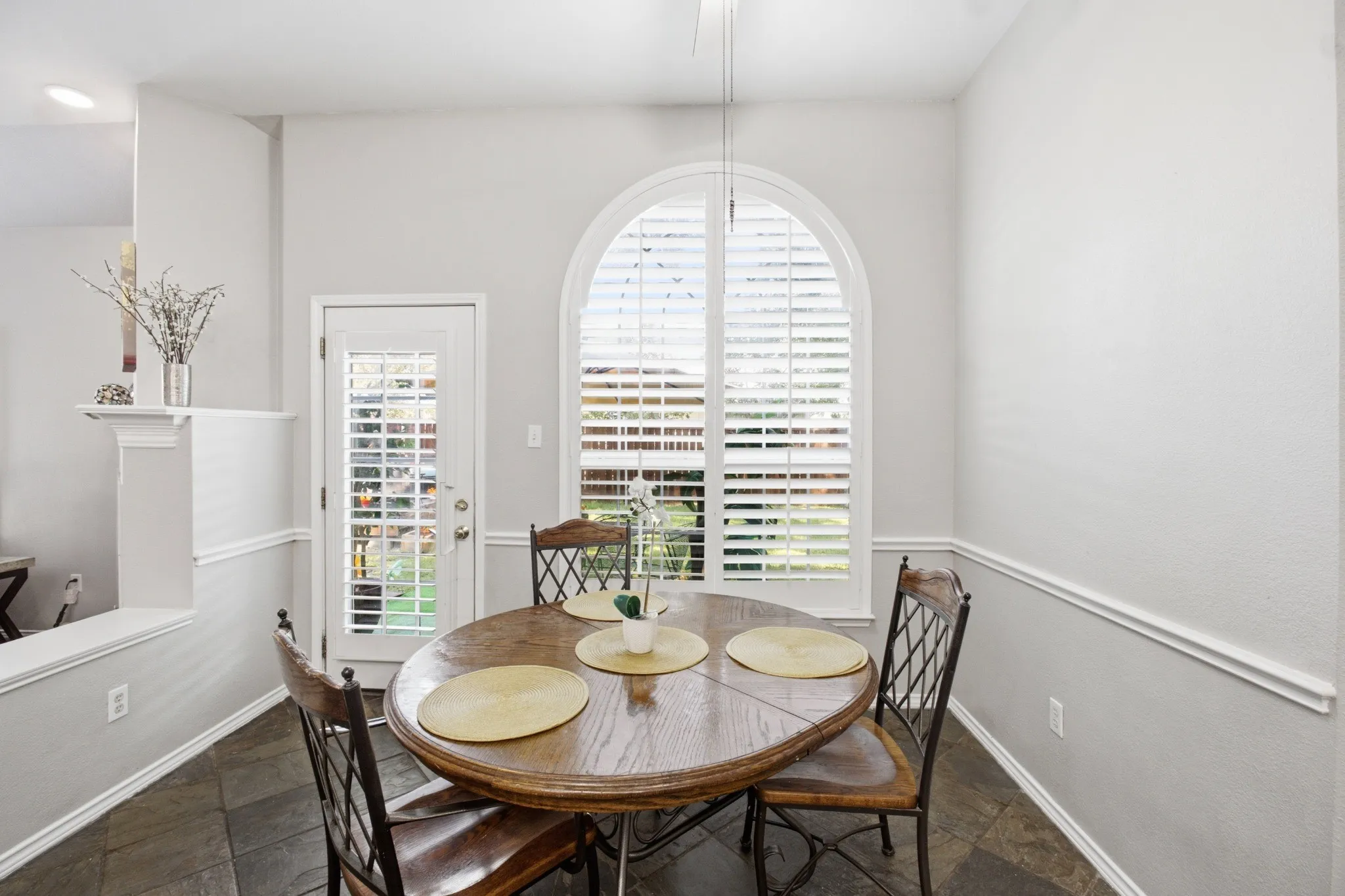Single Family Residence For Sale in Dallas County , 10112 Norman Court, Irving, Texas 75063, 4 Bedroom, 2 Bathroom, 2 Garage spaces, 2,141 Sqft, built in 1994, mls#21411423, Real Estate Agent in Irving, Homes For Sale in Dallas county, Homes For Sale in Irving, Realtor in Irving Texas, Real Estate Brokerage Independent Realty Texas, Luminita Cordes Realtor