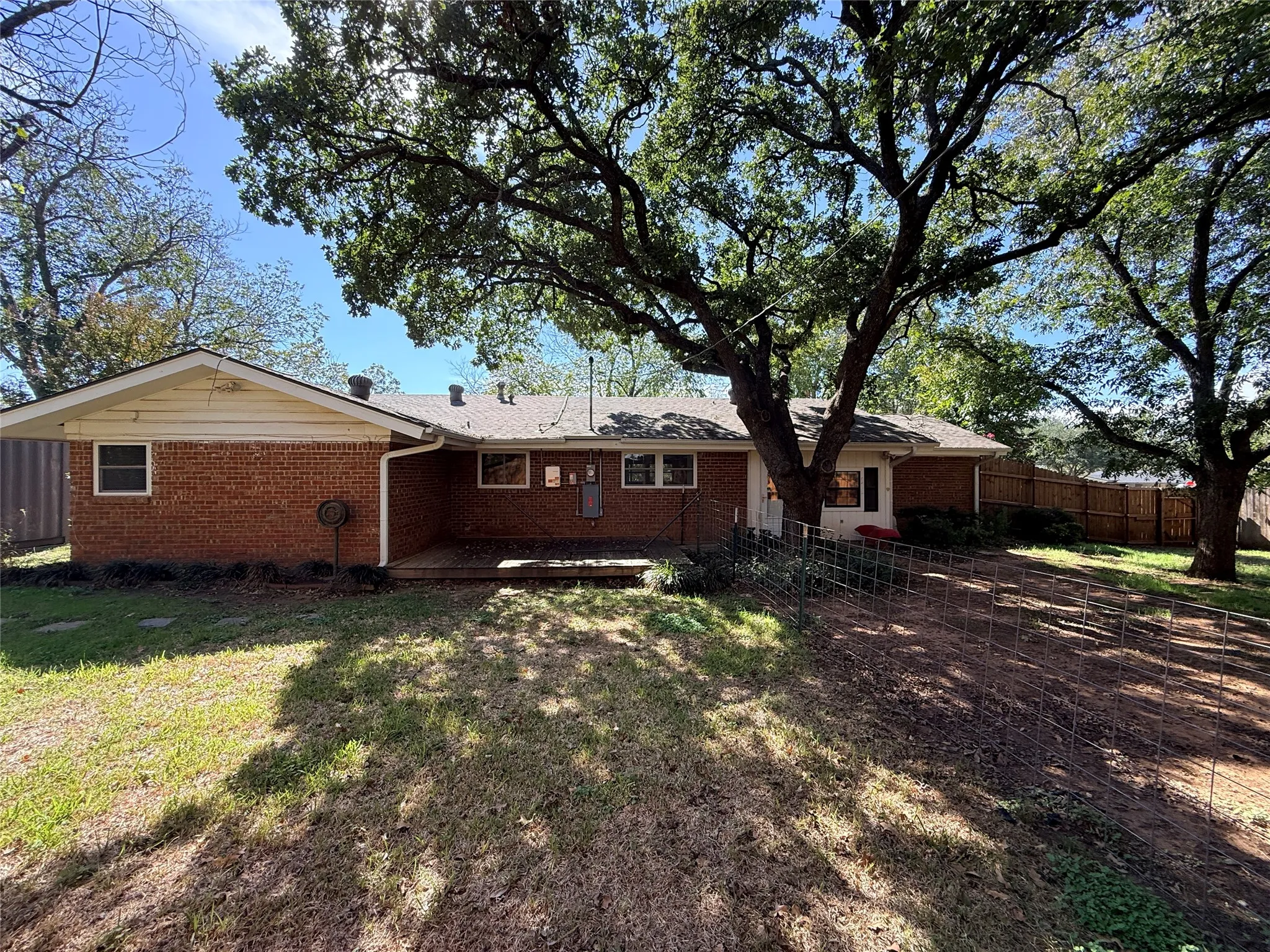 Single Family Residence For Sale in Young County , 1405 Thompson Drive, Graham, Texas 76450, 3 Bedroom, 2 Bathroom, 2 Garage spaces, 1,494 Sqft, built in 1959, mls#21418457, Real Estate Agent in Graham, Homes For Sale in Young county, Homes For Sale in Graham, Realtor in Graham Texas, Real Estate Brokerage Independent Realty Texas, Luminita Cordes Realtor