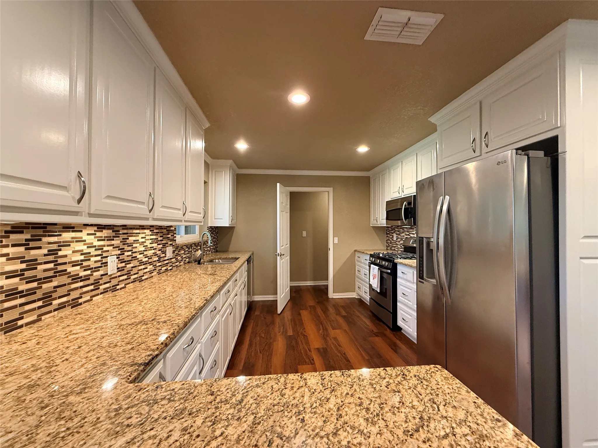 Single Family Residence For Sale in Young County , 1405 Thompson Drive, Graham, Texas 76450, 3 Bedroom, 2 Bathroom, 2 Garage spaces, 1,494 Sqft, built in 1959, mls#21418457, Real Estate Agent in Graham, Homes For Sale in Young county, Homes For Sale in Graham, Realtor in Graham Texas, Real Estate Brokerage Independent Realty Texas, Luminita Cordes Realtor