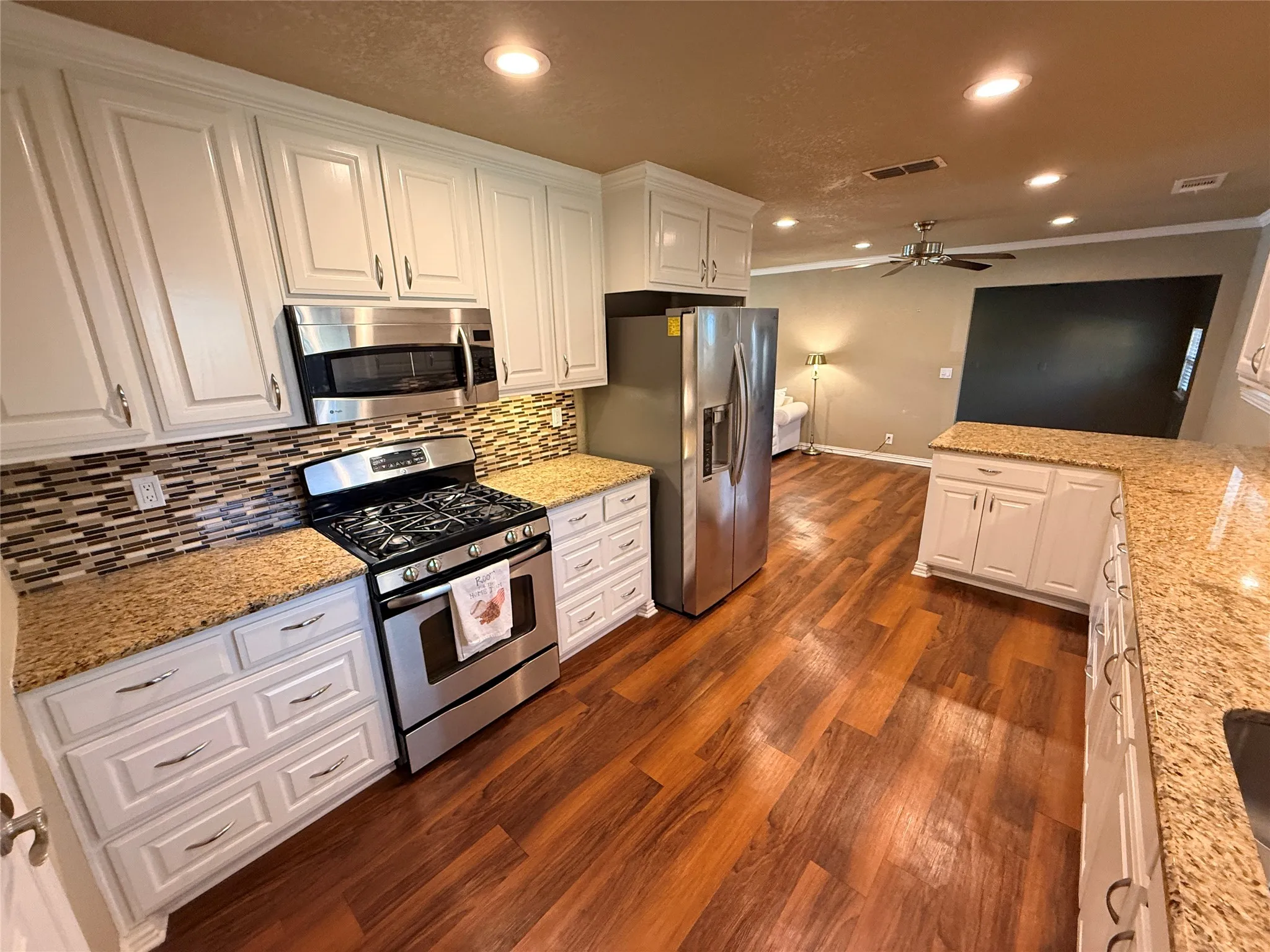 Single Family Residence For Sale in Young County , 1405 Thompson Drive, Graham, Texas 76450, 3 Bedroom, 2 Bathroom, 2 Garage spaces, 1,494 Sqft, built in 1959, mls#21418457, Real Estate Agent in Graham, Homes For Sale in Young county, Homes For Sale in Graham, Realtor in Graham Texas, Real Estate Brokerage Independent Realty Texas, Luminita Cordes Realtor