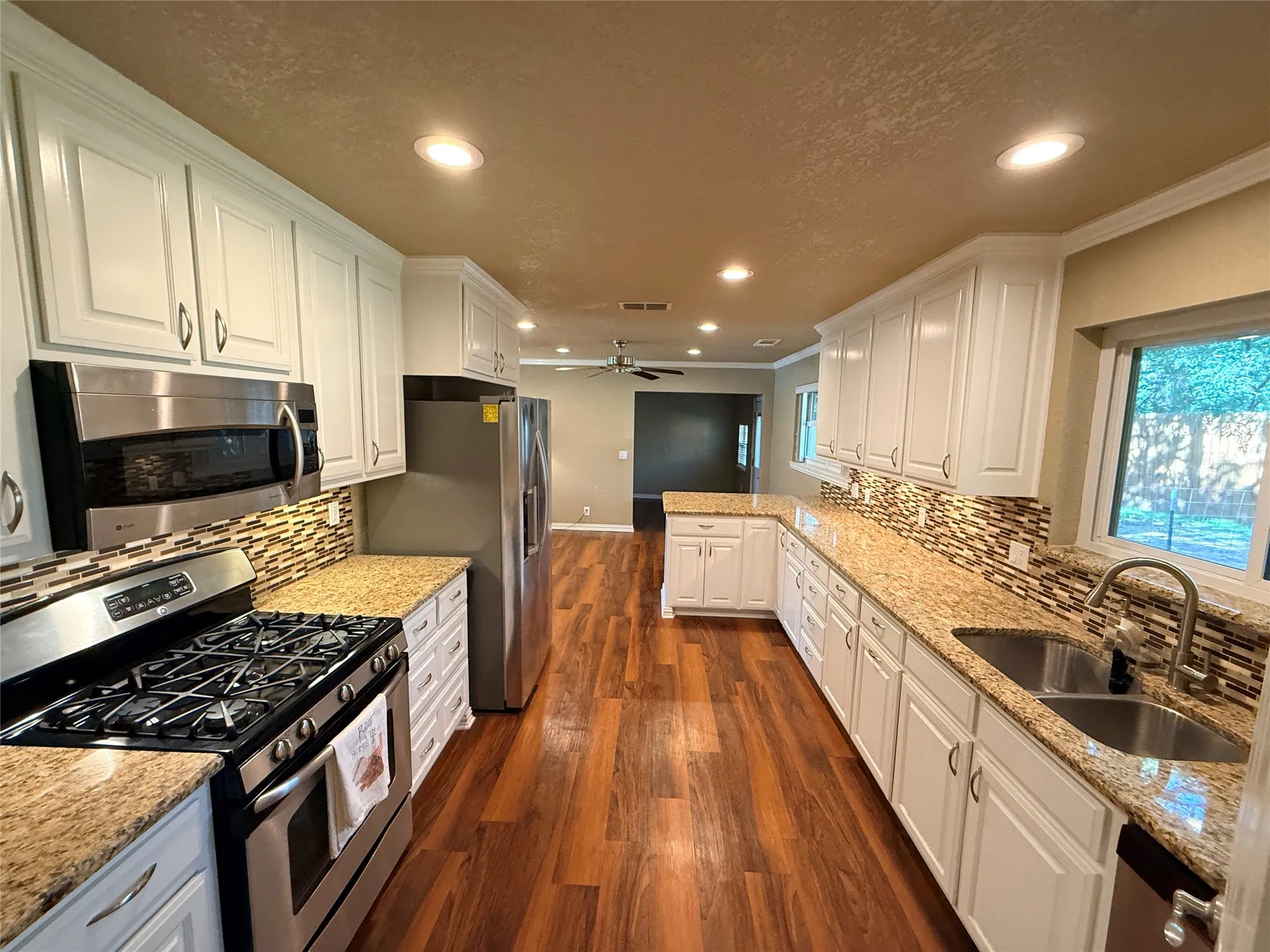 Single Family Residence For Sale in Young County , 1405 Thompson Drive, Graham, Texas 76450, 3 Bedroom, 2 Bathroom, 2 Garage spaces, 1,494 Sqft, built in 1959, mls#21418457, Real Estate Agent in Graham, Homes For Sale in Young county, Homes For Sale in Graham, Realtor in Graham Texas, Real Estate Brokerage Independent Realty Texas, Luminita Cordes Realtor