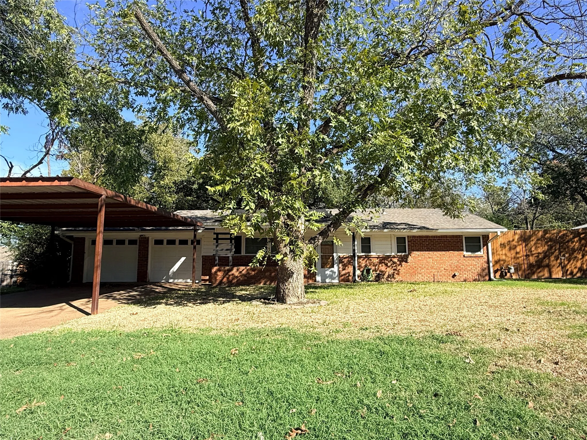 Single Family Residence For Sale in Young County , 1405 Thompson Drive, Graham, Texas 76450, 3 Bedroom, 2 Bathroom, 2 Garage spaces, 1,494 Sqft, built in 1959, mls#21418457, Real Estate Agent in Graham, Homes For Sale in Young county, Homes For Sale in Graham, Realtor in Graham Texas, Real Estate Brokerage Independent Realty Texas, Luminita Cordes Realtor