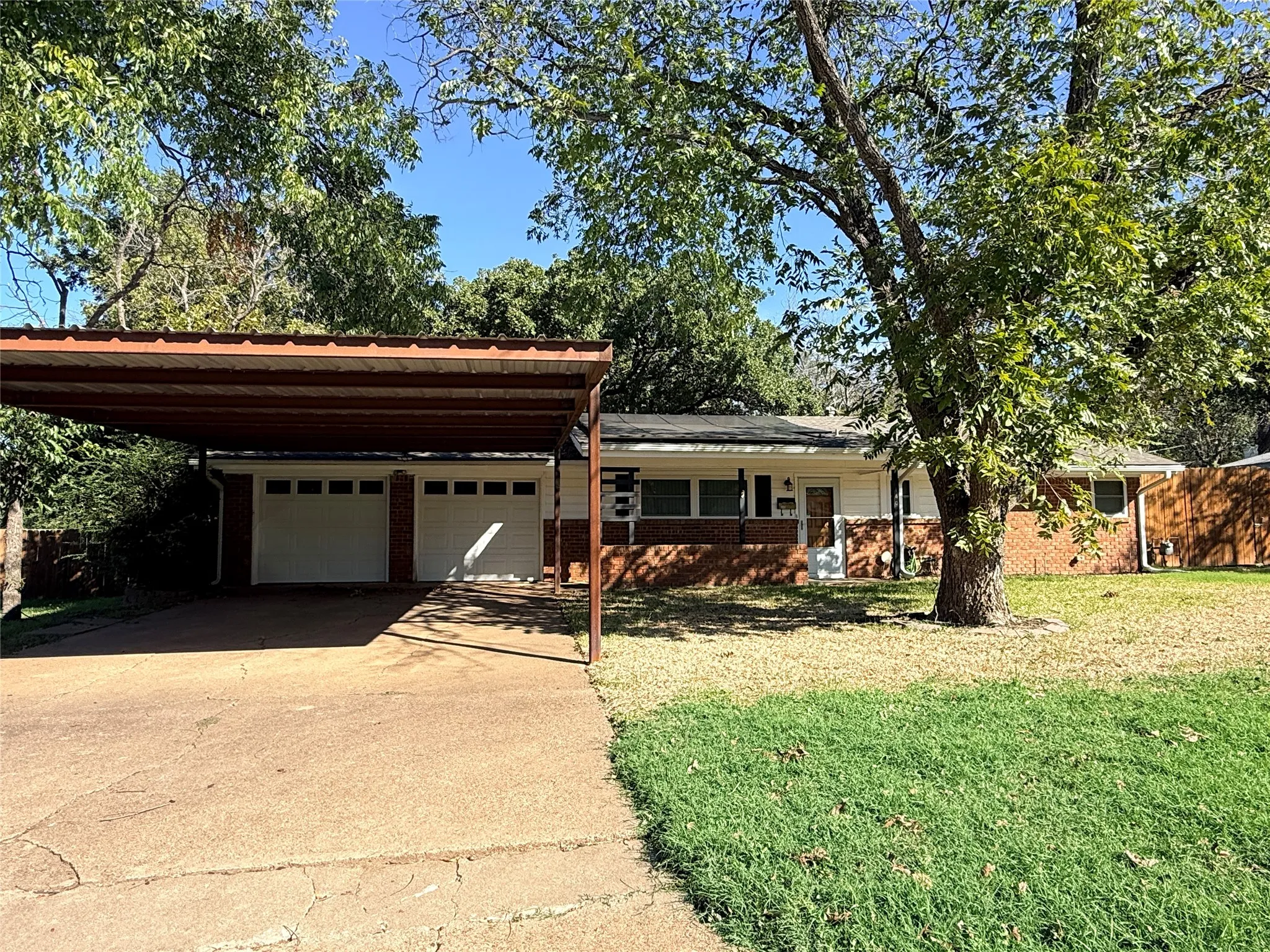 Single Family Residence For Sale in Young County , 1405 Thompson Drive, Graham, Texas 76450, 3 Bedroom, 2 Bathroom, 2 Garage spaces, 1,494 Sqft, built in 1959, mls#21418457, Real Estate Agent in Graham, Homes For Sale in Young county, Homes For Sale in Graham, Realtor in Graham Texas, Real Estate Brokerage Independent Realty Texas, Luminita Cordes Realtor
