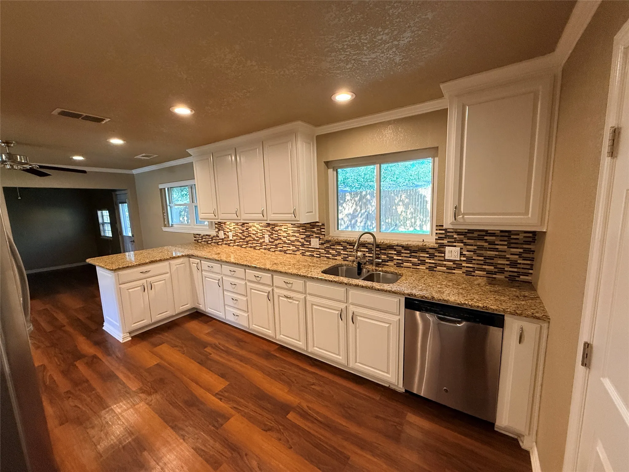 Single Family Residence For Sale in Young County , 1405 Thompson Drive, Graham, Texas 76450, 3 Bedroom, 2 Bathroom, 2 Garage spaces, 1,494 Sqft, built in 1959, mls#21418457, Real Estate Agent in Graham, Homes For Sale in Young county, Homes For Sale in Graham, Realtor in Graham Texas, Real Estate Brokerage Independent Realty Texas, Luminita Cordes Realtor