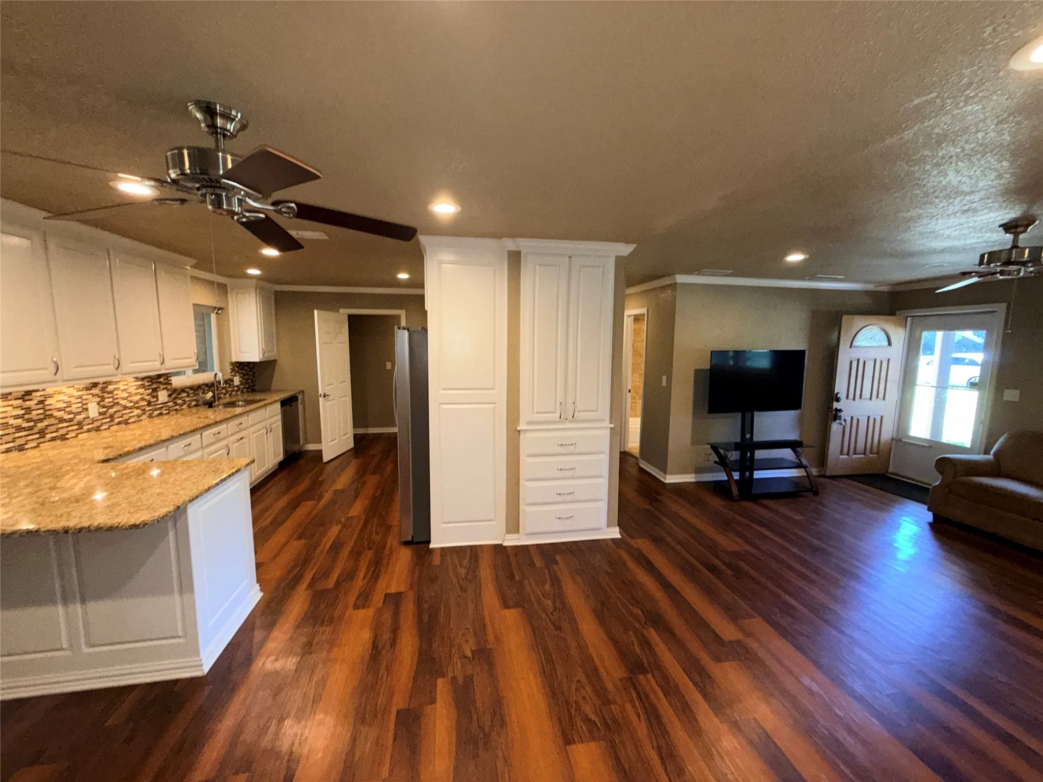Single Family Residence For Sale in Young County , 1405 Thompson Drive, Graham, Texas 76450, 3 Bedroom, 2 Bathroom, 2 Garage spaces, 1,494 Sqft, built in 1959, mls#21418457, Real Estate Agent in Graham, Homes For Sale in Young county, Homes For Sale in Graham, Realtor in Graham Texas, Real Estate Brokerage Independent Realty Texas, Luminita Cordes Realtor