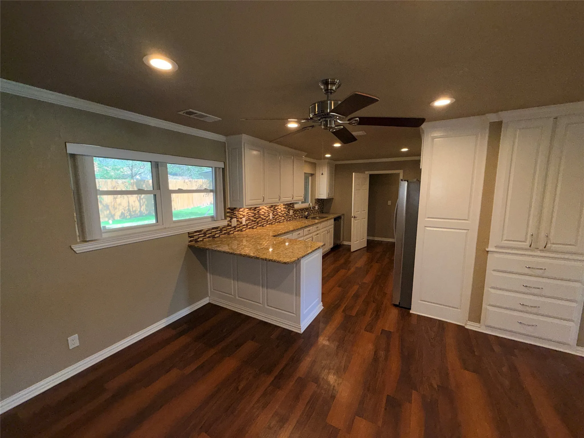 Single Family Residence For Sale in Young County , 1405 Thompson Drive, Graham, Texas 76450, 3 Bedroom, 2 Bathroom, 2 Garage spaces, 1,494 Sqft, built in 1959, mls#21418457, Real Estate Agent in Graham, Homes For Sale in Young county, Homes For Sale in Graham, Realtor in Graham Texas, Real Estate Brokerage Independent Realty Texas, Luminita Cordes Realtor