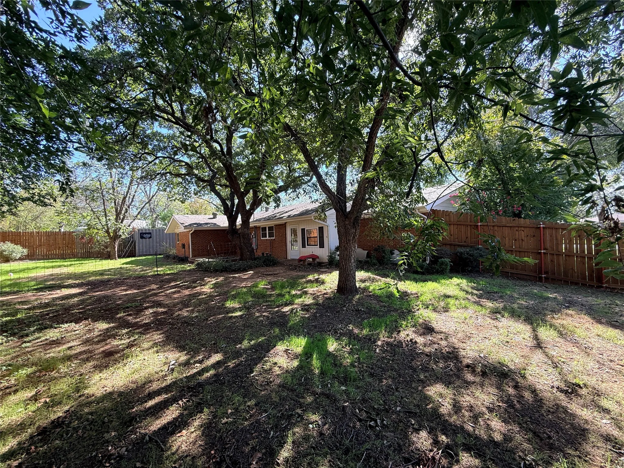 Single Family Residence For Sale in Young County , 1405 Thompson Drive, Graham, Texas 76450, 3 Bedroom, 2 Bathroom, 2 Garage spaces, 1,494 Sqft, built in 1959, mls#21418457, Real Estate Agent in Graham, Homes For Sale in Young county, Homes For Sale in Graham, Realtor in Graham Texas, Real Estate Brokerage Independent Realty Texas, Luminita Cordes Realtor