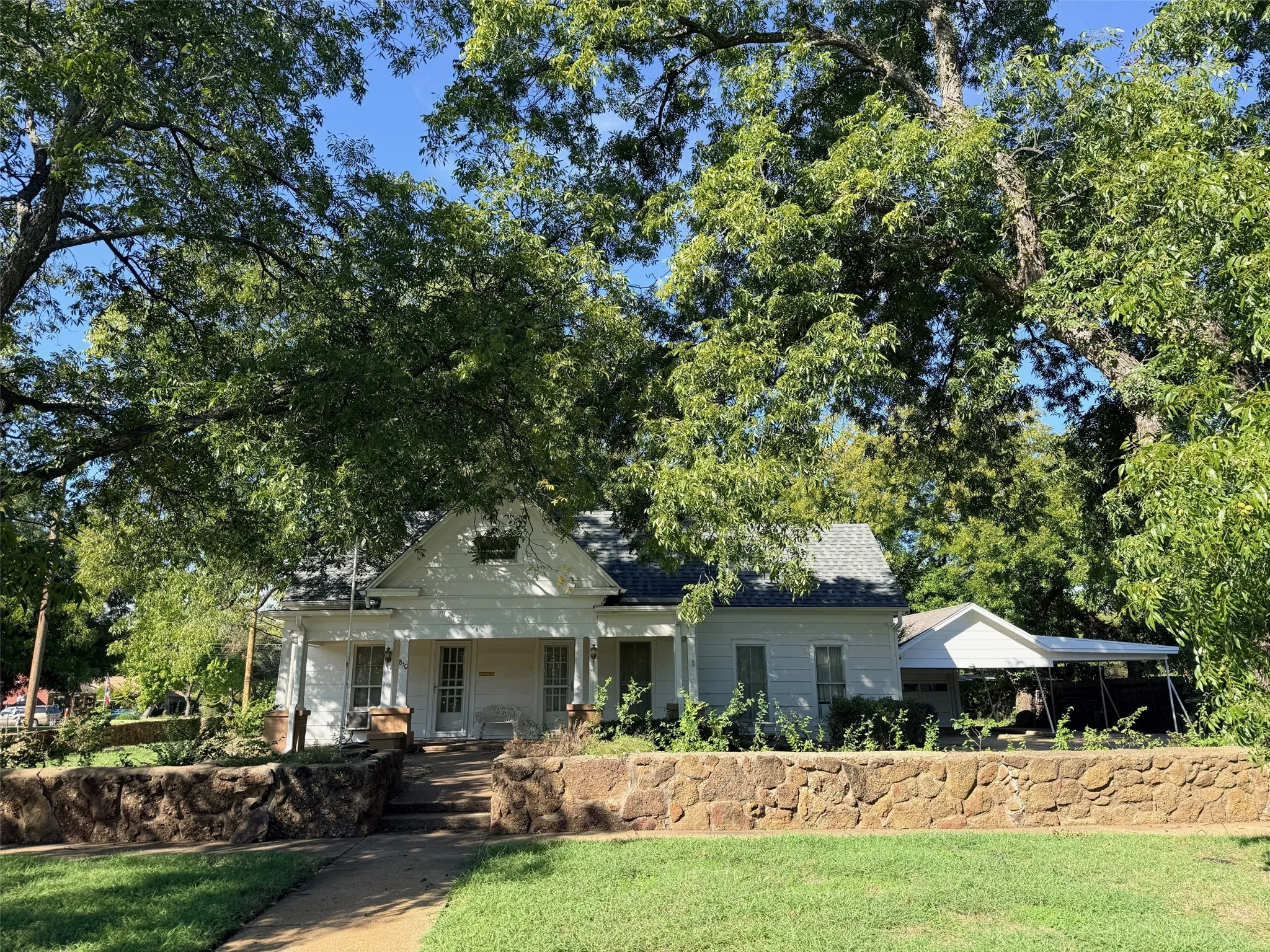 Single Family Residence For Sale in Young County , 830 Plum Street, Graham, Texas 76450, 3 Bedroom, 2 Bathroom, 2 Garage spaces, 2,646 Sqft, built in 1950, mls#21418543, Real Estate Agent in Graham, Homes For Sale in Young county, Homes For Sale in Graham, Realtor in Graham Texas, Real Estate Brokerage Independent Realty Texas, Luminita Cordes Realtor