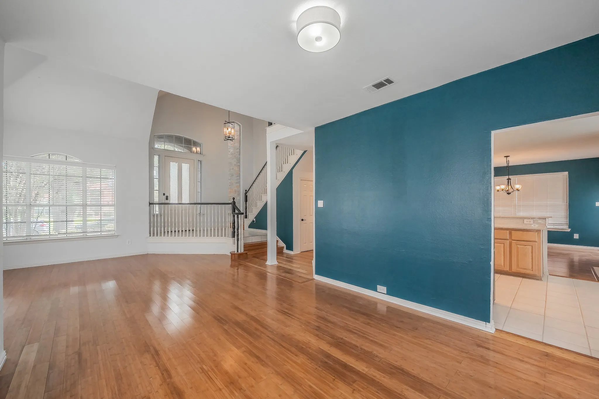 Single Family Residence For Rent in Dallas County , 10503 Waters Drive, Irving, Texas 75063, 4 Bedroom, 3 Bathroom, 2 Garage spaces, 2,458 Sqft, built in 1994, mls#21418273, Real Estate Agent in Irving, Homes For Rent in Dallas county, Homes For Rent in Irving, Realtor in Irving Texas, Real Estate Brokerage Independent Realty Texas, Luminita Cordes Realtor