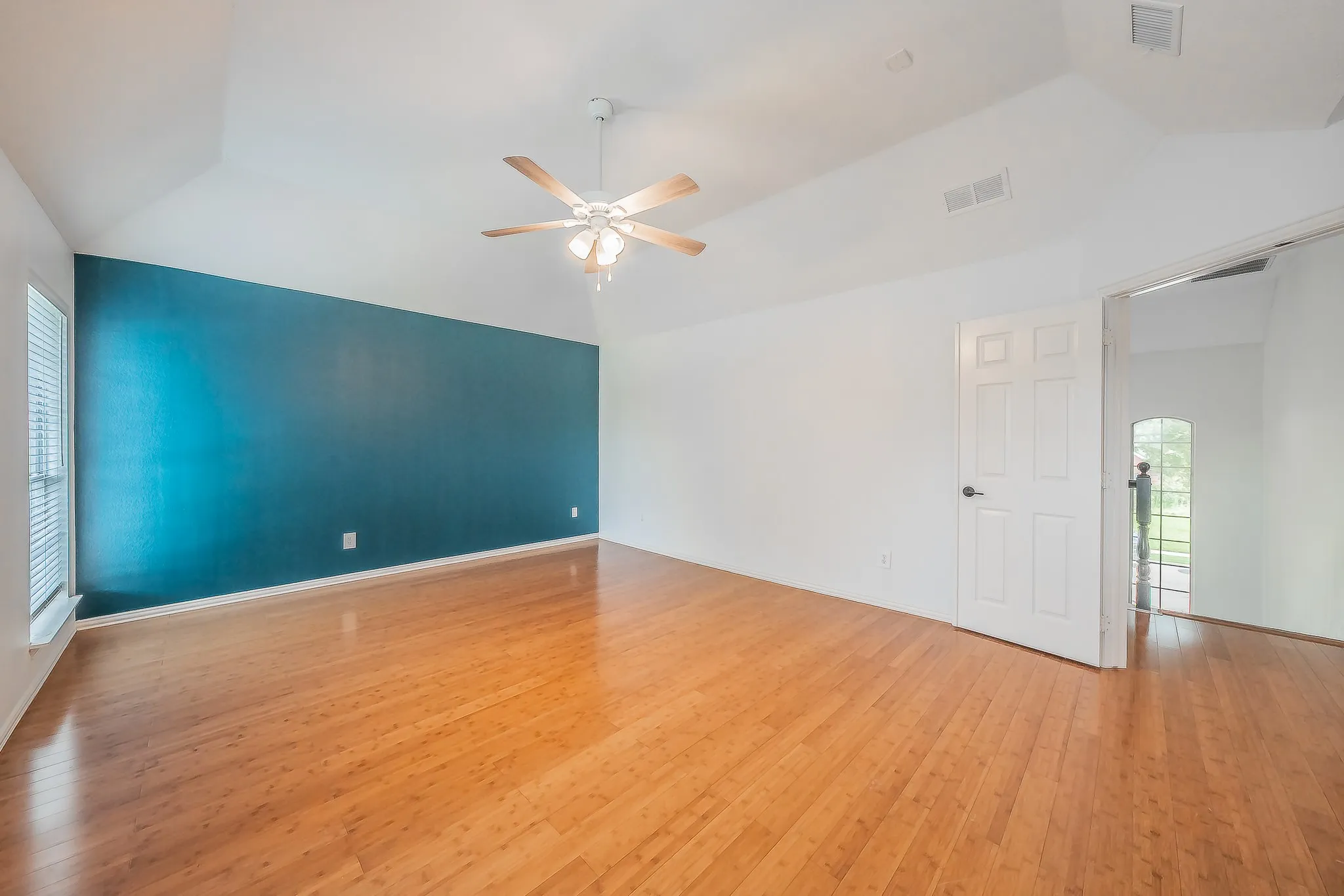 Single Family Residence For Rent in Dallas County , 10503 Waters Drive, Irving, Texas 75063, 4 Bedroom, 3 Bathroom, 2 Garage spaces, 2,458 Sqft, built in 1994, mls#21418273, Real Estate Agent in Irving, Homes For Rent in Dallas county, Homes For Rent in Irving, Realtor in Irving Texas, Real Estate Brokerage Independent Realty Texas, Luminita Cordes Realtor