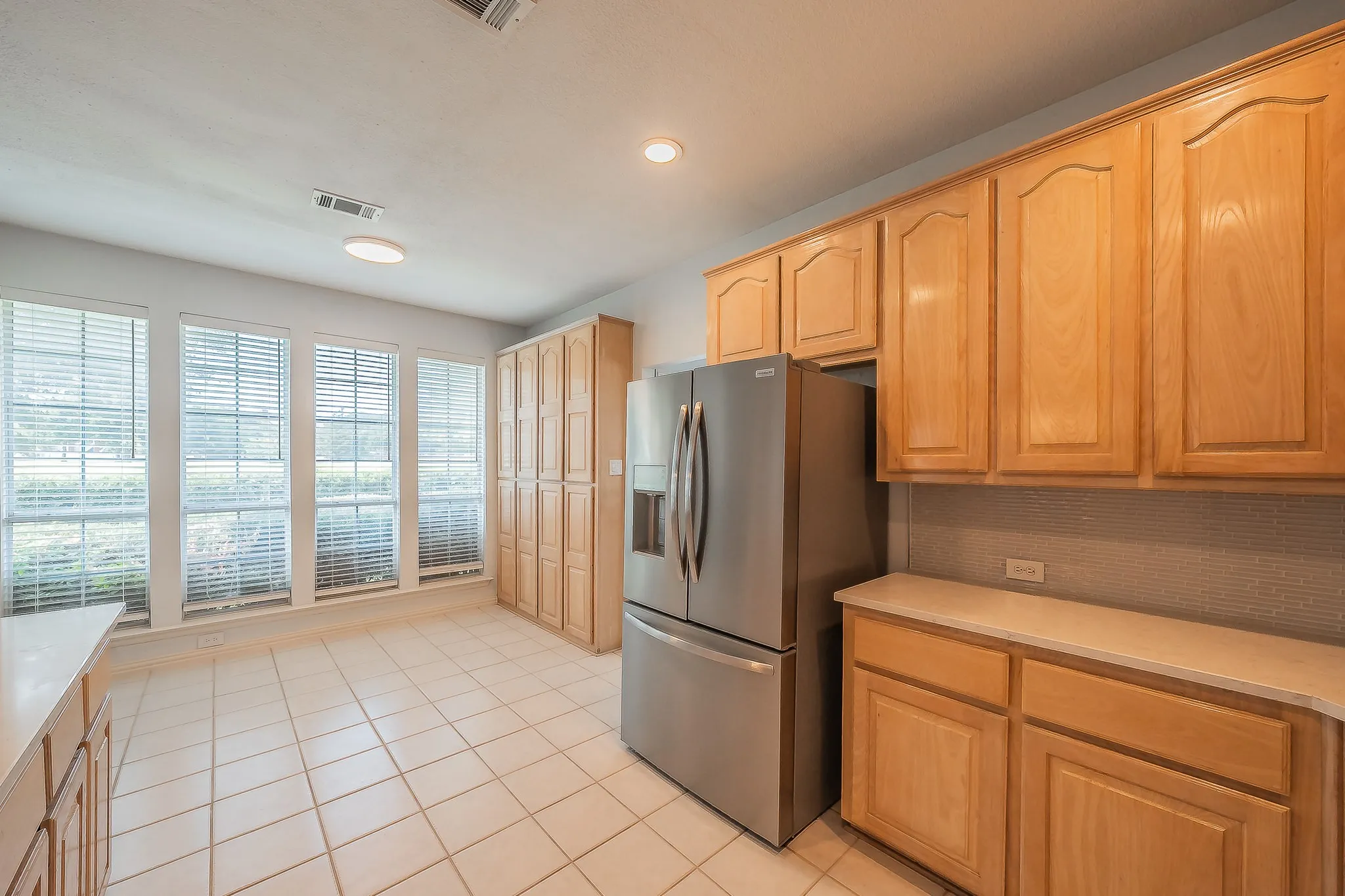 Single Family Residence For Rent in Dallas County , 10503 Waters Drive, Irving, Texas 75063, 4 Bedroom, 3 Bathroom, 2 Garage spaces, 2,458 Sqft, built in 1994, mls#21418273, Real Estate Agent in Irving, Homes For Rent in Dallas county, Homes For Rent in Irving, Realtor in Irving Texas, Real Estate Brokerage Independent Realty Texas, Luminita Cordes Realtor