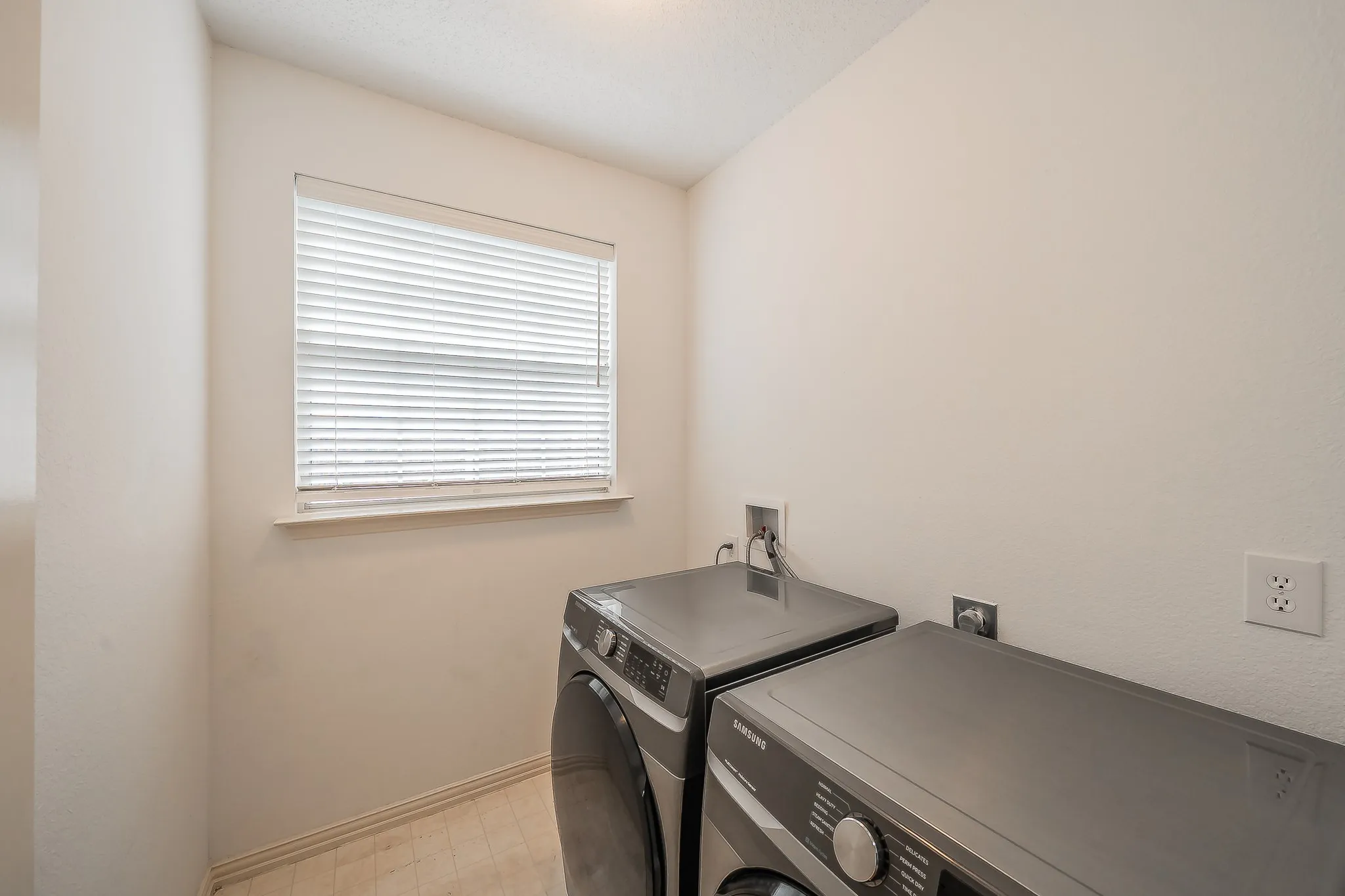 Single Family Residence For Rent in Dallas County , 10503 Waters Drive, Irving, Texas 75063, 4 Bedroom, 3 Bathroom, 2 Garage spaces, 2,458 Sqft, built in 1994, mls#21418273, Real Estate Agent in Irving, Homes For Rent in Dallas county, Homes For Rent in Irving, Realtor in Irving Texas, Real Estate Brokerage Independent Realty Texas, Luminita Cordes Realtor