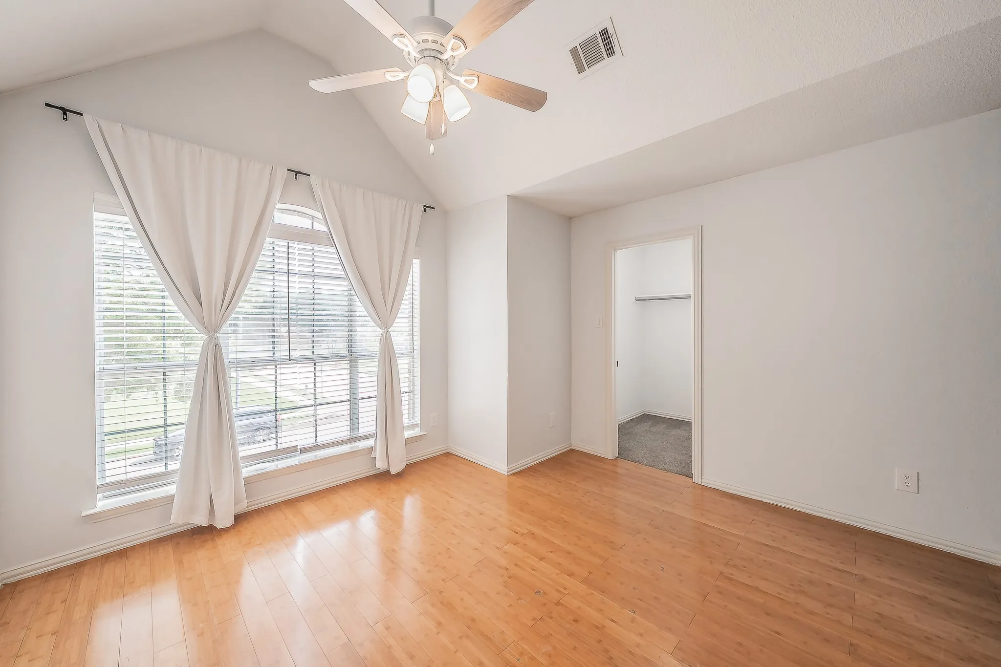 Single Family Residence For Rent in Dallas County , 10503 Waters Drive, Irving, Texas 75063, 4 Bedroom, 3 Bathroom, 2 Garage spaces, 2,458 Sqft, built in 1994, mls#21418273, Real Estate Agent in Irving, Homes For Rent in Dallas county, Homes For Rent in Irving, Realtor in Irving Texas, Real Estate Brokerage Independent Realty Texas, Luminita Cordes Realtor
