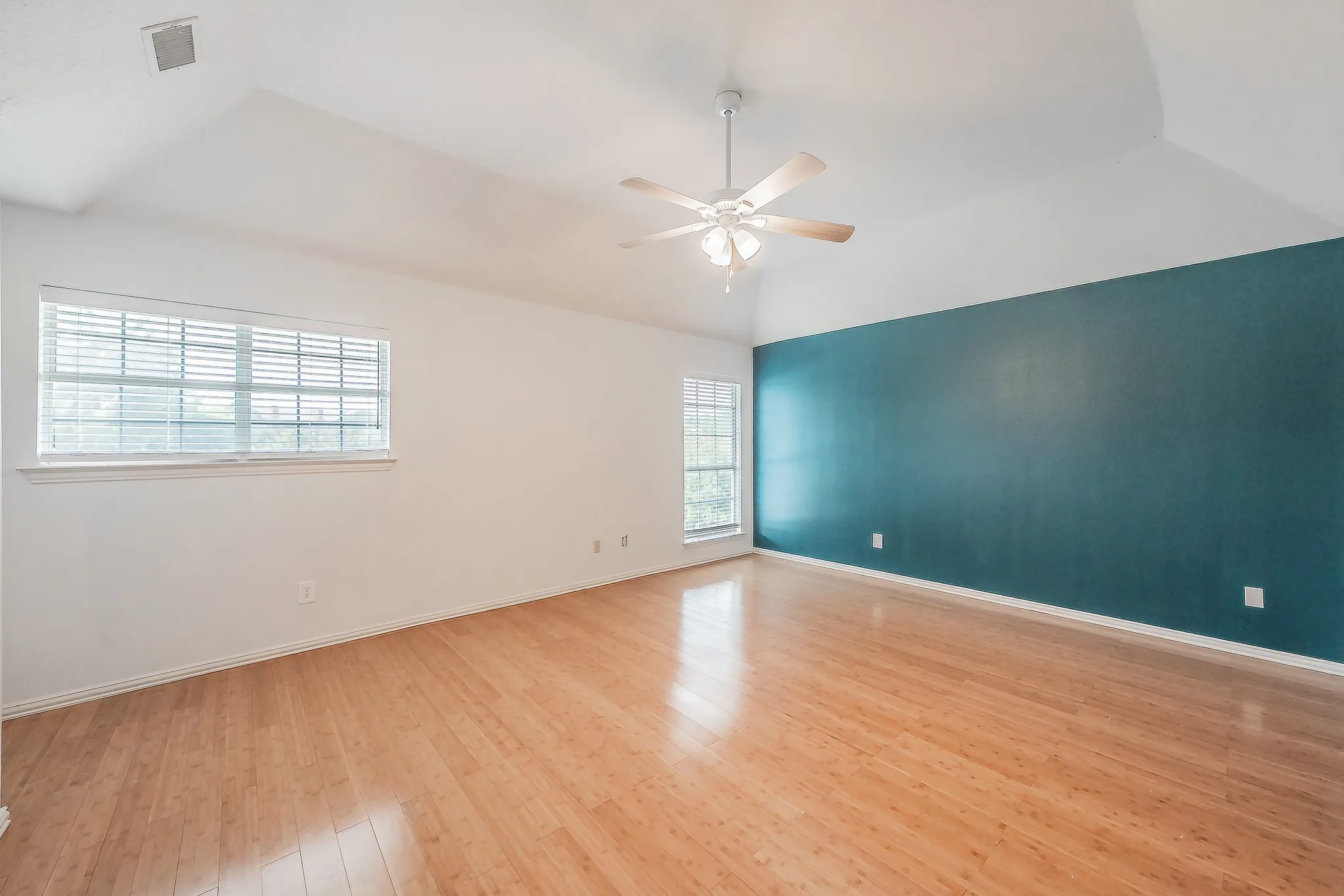 Single Family Residence For Rent in Dallas County , 10503 Waters Drive, Irving, Texas 75063, 4 Bedroom, 3 Bathroom, 2 Garage spaces, 2,458 Sqft, built in 1994, mls#21418273, Real Estate Agent in Irving, Homes For Rent in Dallas county, Homes For Rent in Irving, Realtor in Irving Texas, Real Estate Brokerage Independent Realty Texas, Luminita Cordes Realtor