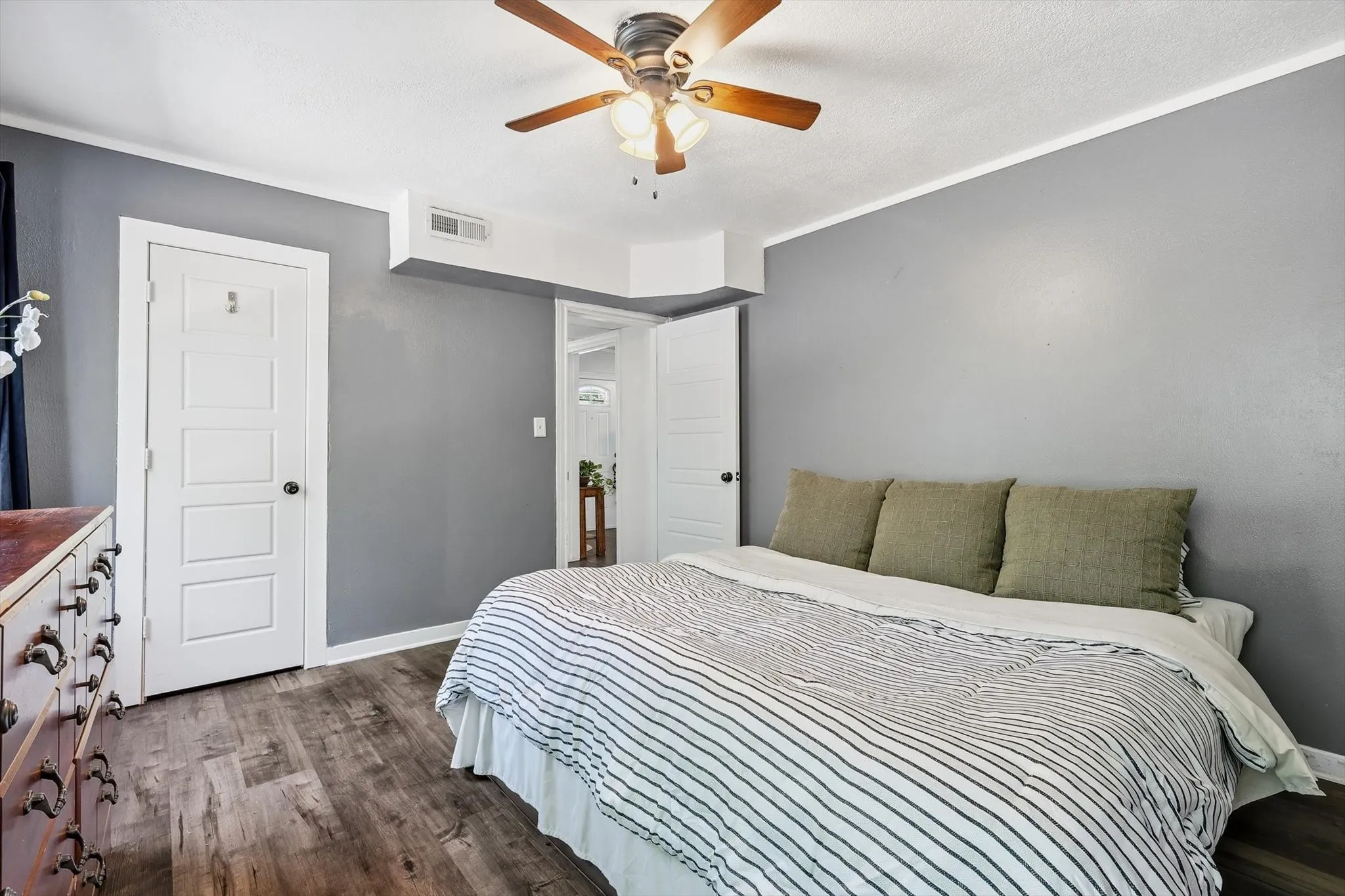 Single Family Residence For Sale in Tarrant County , 3601 Primrose Avenue, Fort Worth, Texas 76111, 3 Bedroom, 2 Bathroom, Garage spaces, 1,614 Sqft, built in 1940, mls#21418175, Real Estate Agent in Fort Worth, Homes For Sale in Tarrant county, Homes For Sale in Fort Worth, Realtor in Fort Worth Texas, Real Estate Brokerage Independent Realty Texas, Luminita Cordes Realtor
