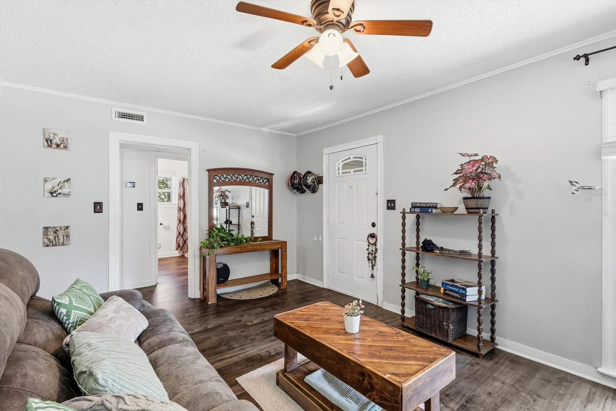 Single Family Residence For Sale in Tarrant County , 3601 Primrose Avenue, Fort Worth, Texas 76111, 3 Bedroom, 2 Bathroom, Garage spaces, 1,614 Sqft, built in 1940, mls#21418175, Real Estate Agent in Fort Worth, Homes For Sale in Tarrant county, Homes For Sale in Fort Worth, Realtor in Fort Worth Texas, Real Estate Brokerage Independent Realty Texas, Luminita Cordes Realtor