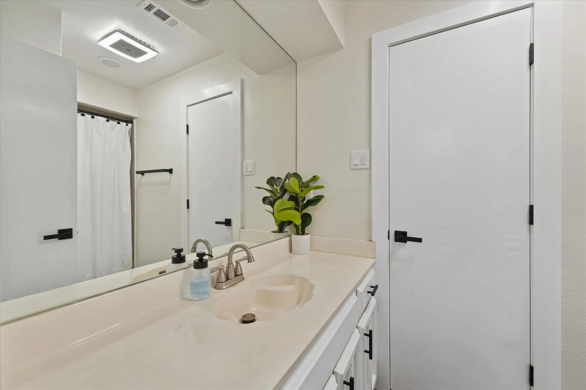 Single Family Residence For Rent in Tarrant County , 4609 Rockland Drive, Arlington, Texas 76016, 3 Bedroom, 2 Bathroom, 2 Garage spaces, 1,852 Sqft, built in 1979, mls#21419049, Real Estate Agent in Arlington, Homes For Rent in Tarrant county, Homes For Rent in Arlington, Realtor in Arlington Texas, Real Estate Brokerage Independent Realty Texas, Luminita Cordes Realtor