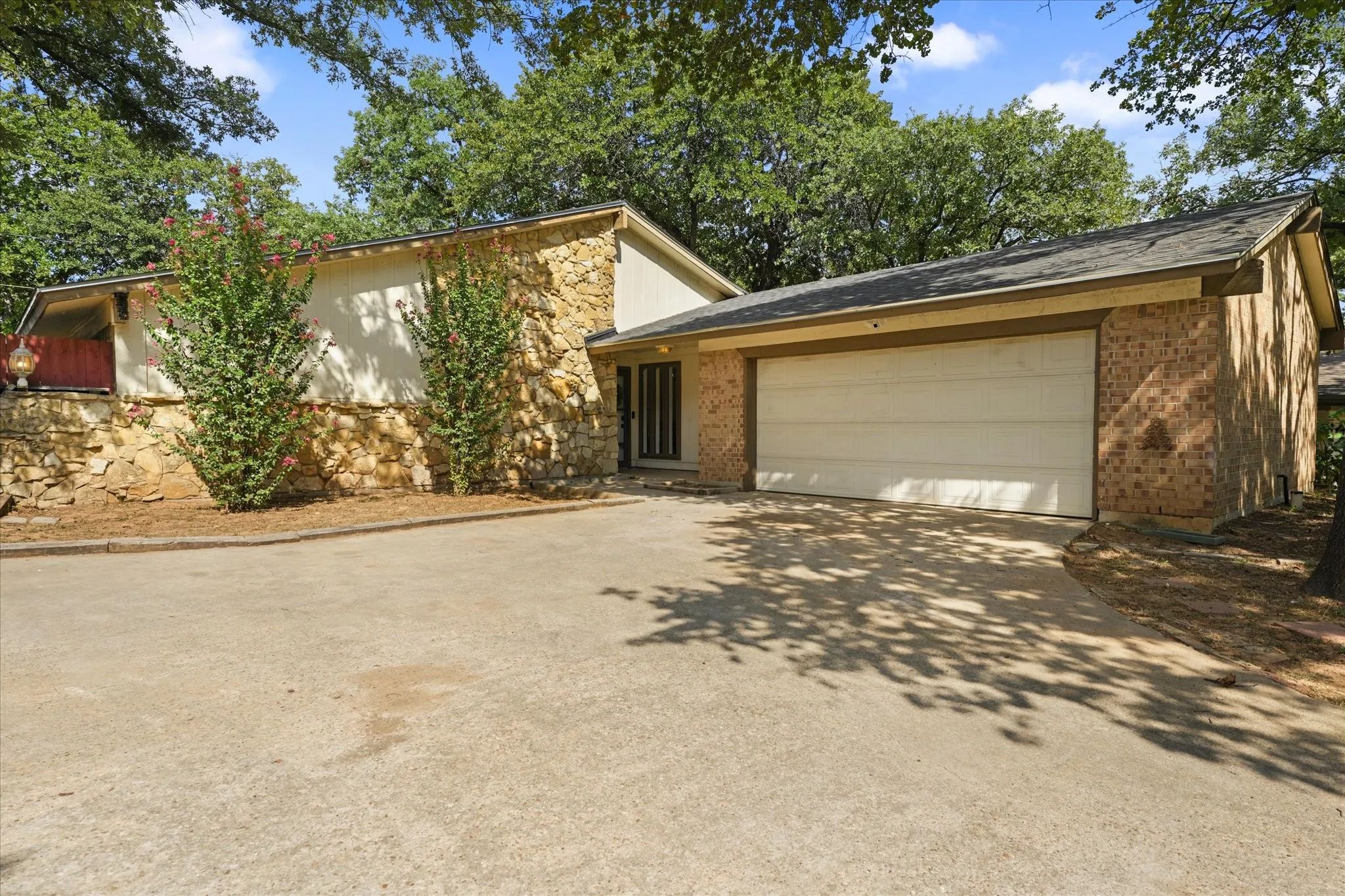 Single Family Residence For Rent in Tarrant County , 4609 Rockland Drive, Arlington, Texas 76016, 3 Bedroom, 2 Bathroom, 2 Garage spaces, 1,852 Sqft, built in 1979, mls#21419049, Real Estate Agent in Arlington, Homes For Rent in Tarrant county, Homes For Rent in Arlington, Realtor in Arlington Texas, Real Estate Brokerage Independent Realty Texas, Luminita Cordes Realtor