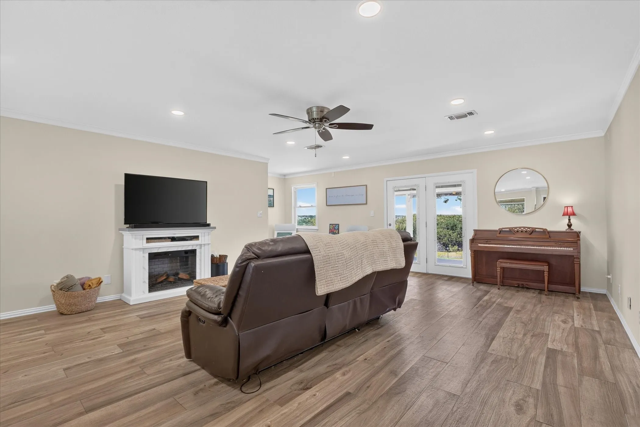 Single Family Residence For Sale in Hood County , 7600 Clearview Hills Court, Cresson, Texas 76035, 4 Bedroom, 3 Bathroom, Garage spaces, 2,781 Sqft, built in 2001, mls#21417528, Real Estate Agent in Cresson, Homes For Sale in Hood county, Homes For Sale in Cresson, Realtor in Cresson Texas, Real Estate Brokerage Independent Realty Texas, Luminita Cordes Realtor