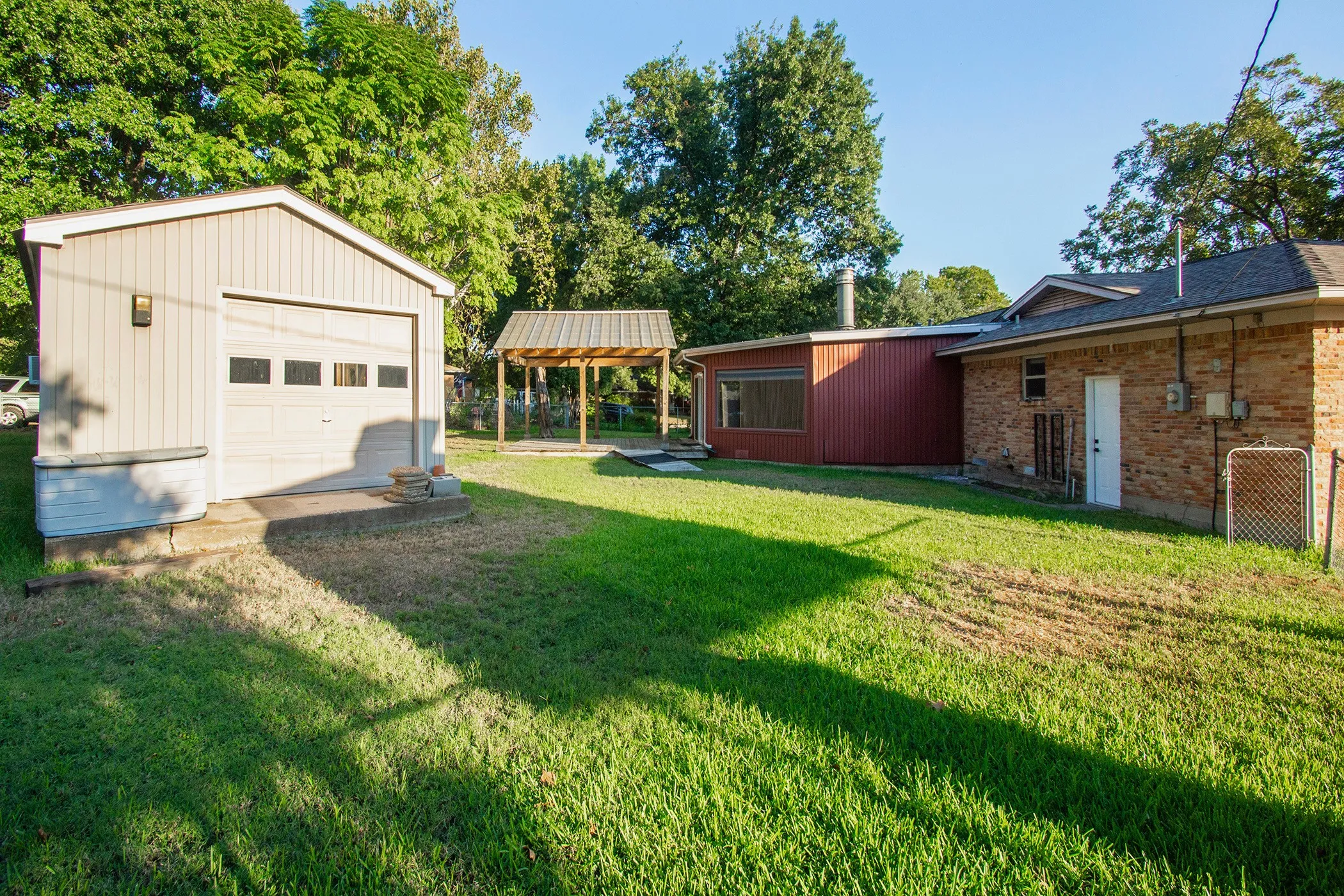 Single Family Residence For Sale in Dallas County , 2706 S 5Th Street, Garland, Texas 75041, 4 Bedroom, 2 Bathroom, 2 Garage spaces, 2,240 Sqft, built in 1957, mls#21415027, Real Estate Agent in Garland, Homes For Sale in Dallas county, Homes For Sale in Garland, Realtor in Garland Texas, Real Estate Brokerage Independent Realty Texas, Luminita Cordes Realtor