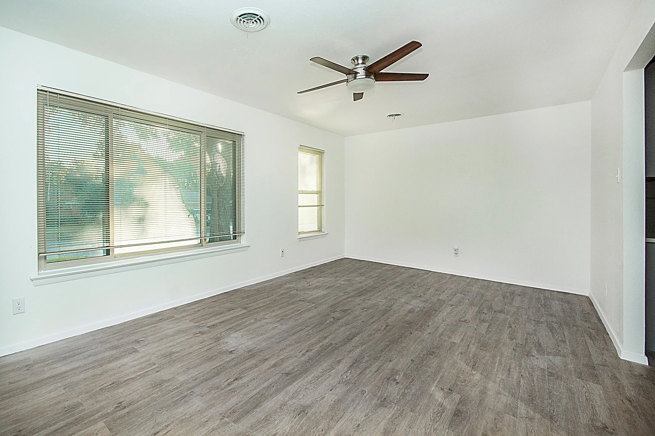 Single Family Residence For Sale in Dallas County , 2706 S 5Th Street, Garland, Texas 75041, 4 Bedroom, 2 Bathroom, 2 Garage spaces, 2,240 Sqft, built in 1957, mls#21415027, Real Estate Agent in Garland, Homes For Sale in Dallas county, Homes For Sale in Garland, Realtor in Garland Texas, Real Estate Brokerage Independent Realty Texas, Luminita Cordes Realtor