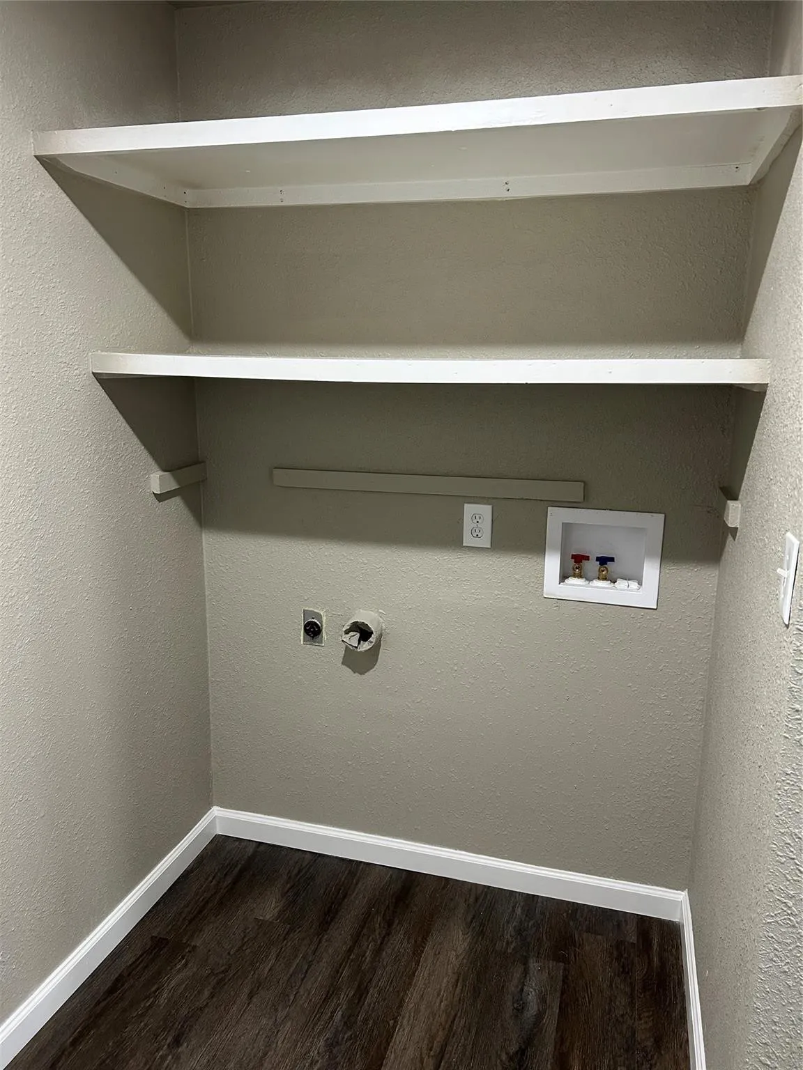 Single Family Residence For Rent in Dallas County , 220 N Bernice Drive, Garland, Texas 75042, 4 Bedroom, 2 Bathroom, Garage spaces, 1,950 Sqft, built in 1963, mls#21419074, Real Estate Agent in Garland, Homes For Rent in Dallas county, Homes For Rent in Garland, Realtor in Garland Texas, Real Estate Brokerage Independent Realty Texas, Luminita Cordes Realtor
