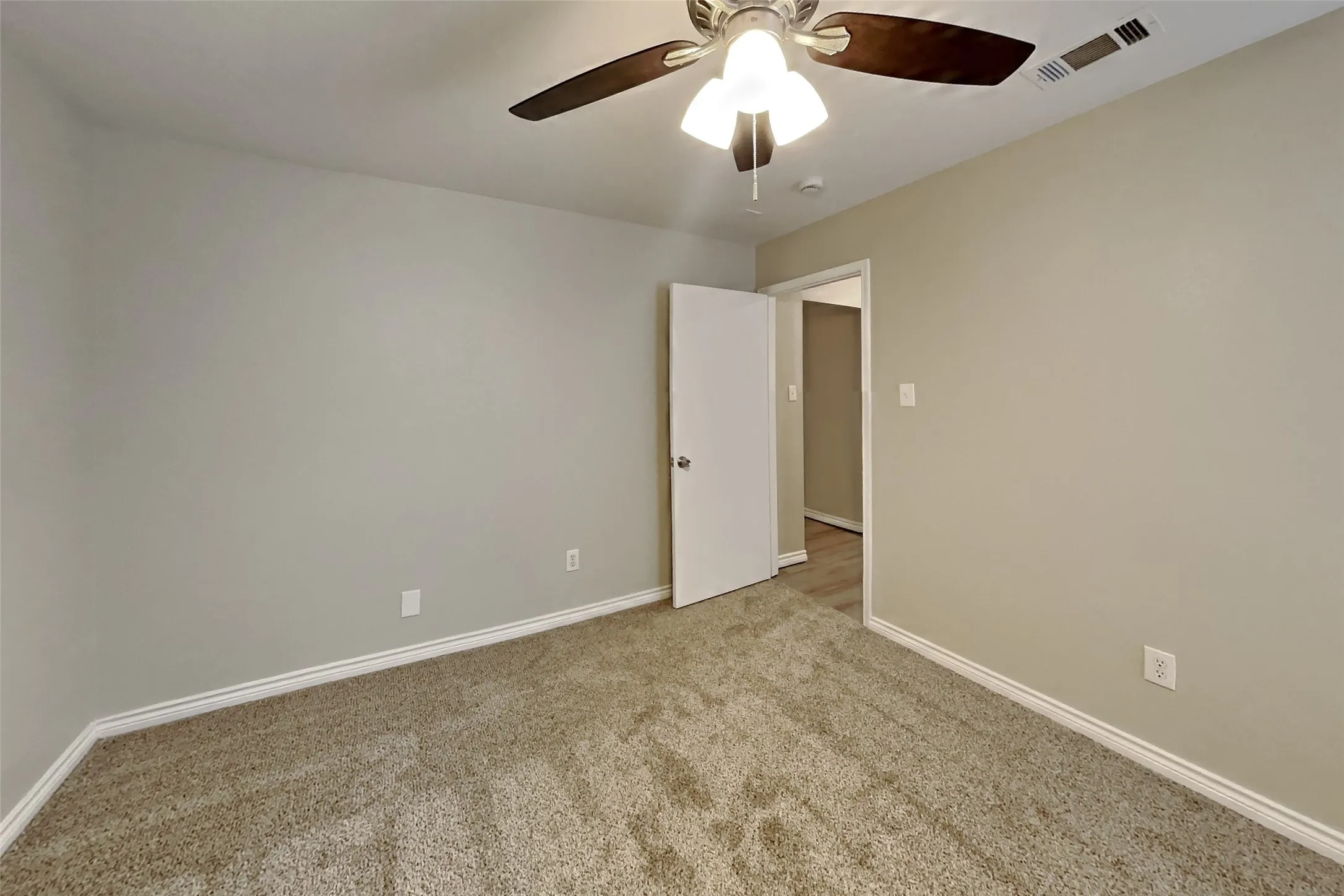 Single Family Residence For Rent in Tarrant County , 7010 Spoonbill Court, Arlington, Texas 76002, 3 Bedroom, 2 Bathroom, 2 Garage spaces, 2,030 Sqft, built in 2001, mls#21419081, Real Estate Agent in Arlington, Homes For Rent in Tarrant county, Homes For Rent in Arlington, Realtor in Arlington Texas, Real Estate Brokerage Independent Realty Texas, Luminita Cordes Realtor