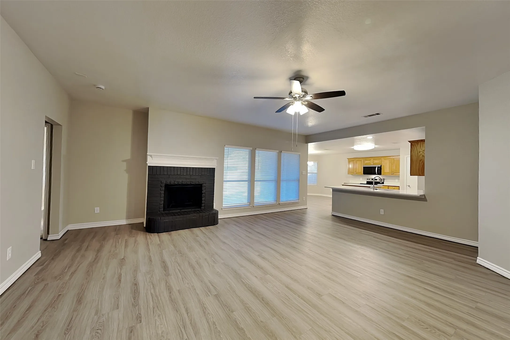 Single Family Residence For Rent in Tarrant County , 7010 Spoonbill Court, Arlington, Texas 76002, 3 Bedroom, 2 Bathroom, 2 Garage spaces, 2,030 Sqft, built in 2001, mls#21419081, Real Estate Agent in Arlington, Homes For Rent in Tarrant county, Homes For Rent in Arlington, Realtor in Arlington Texas, Real Estate Brokerage Independent Realty Texas, Luminita Cordes Realtor