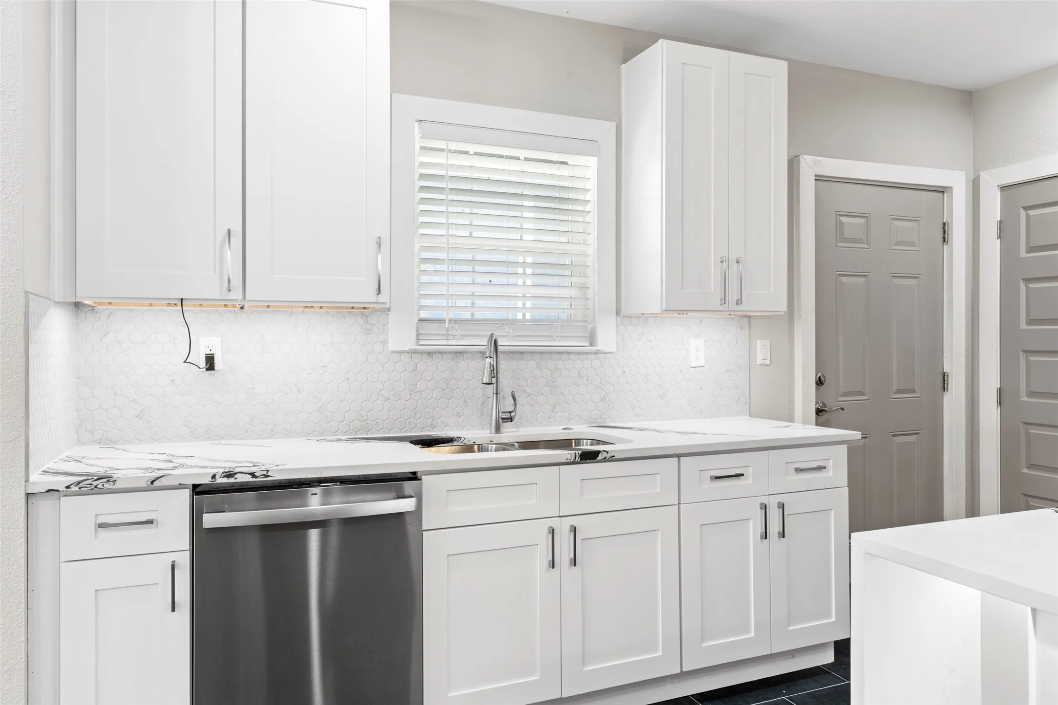 Single Family Residence For Rent in Dallas County , 604 S Fitzhugh Avenue, Dallas, Texas 75223, 4 Bedroom, 3 Bathroom, Garage spaces, 1,867 Sqft, built in 1925, mls#21418491, Real Estate Agent in Dallas, Homes For Rent in Dallas county, Homes For Rent in Dallas, Realtor in Dallas Texas, Real Estate Brokerage Independent Realty Texas, Luminita Cordes Realtor