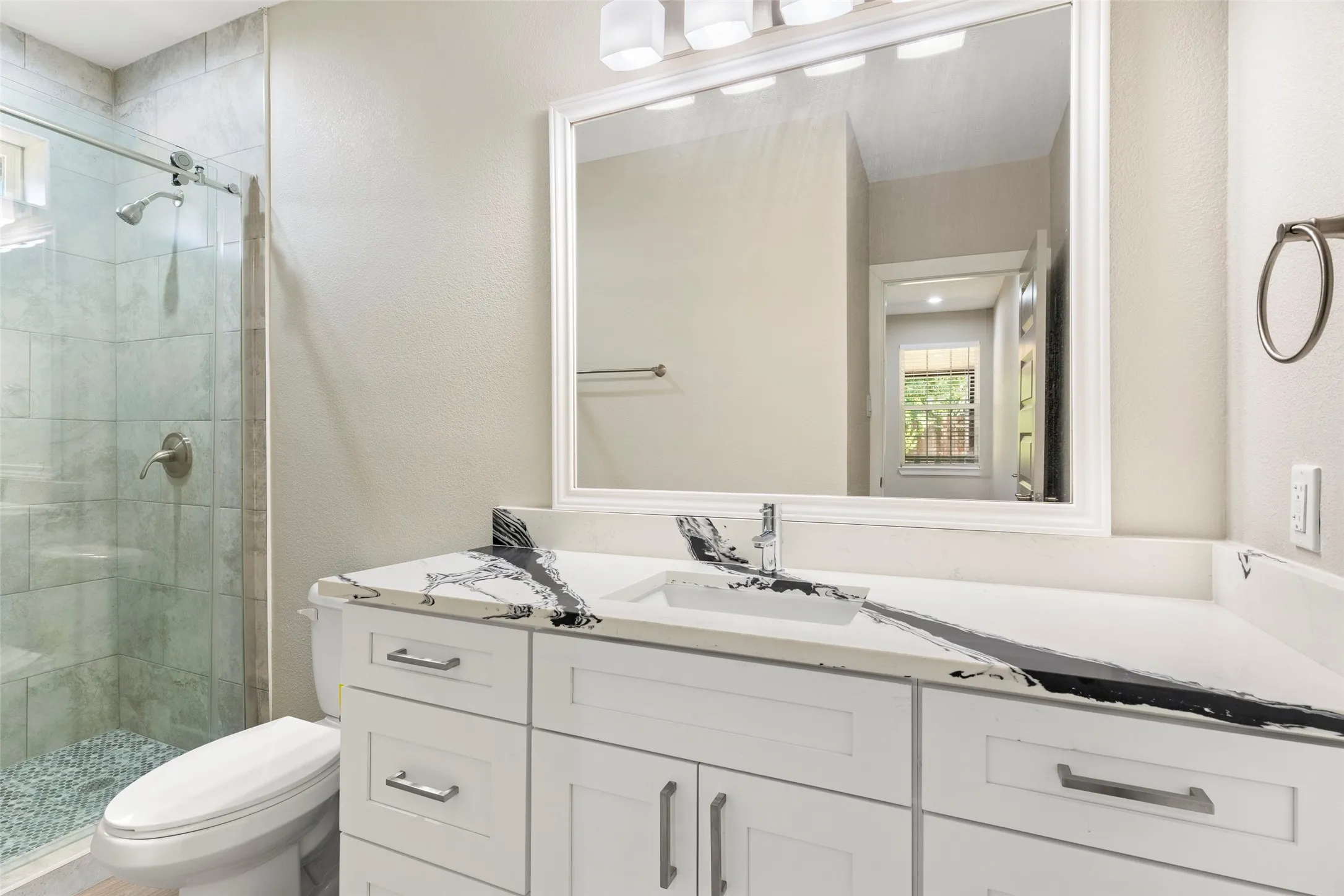Single Family Residence For Rent in Dallas County , 604 S Fitzhugh Avenue, Dallas, Texas 75223, 4 Bedroom, 3 Bathroom, Garage spaces, 1,867 Sqft, built in 1925, mls#21418491, Real Estate Agent in Dallas, Homes For Rent in Dallas county, Homes For Rent in Dallas, Realtor in Dallas Texas, Real Estate Brokerage Independent Realty Texas, Luminita Cordes Realtor