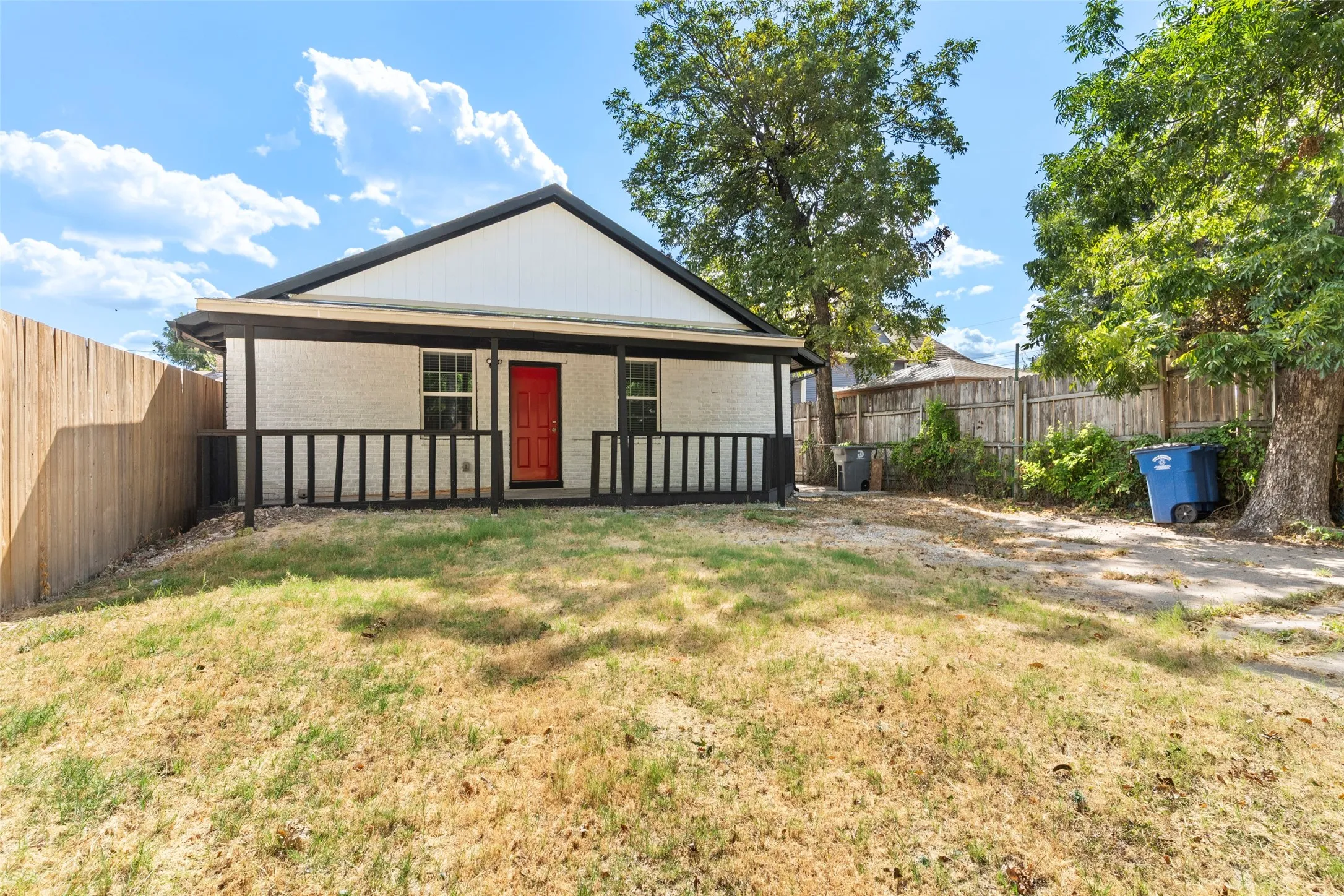 Single Family Residence For Rent in Dallas County , 604 S Fitzhugh Avenue, Dallas, Texas 75223, 4 Bedroom, 3 Bathroom, Garage spaces, 1,867 Sqft, built in 1925, mls#21418491, Real Estate Agent in Dallas, Homes For Rent in Dallas county, Homes For Rent in Dallas, Realtor in Dallas Texas, Real Estate Brokerage Independent Realty Texas, Luminita Cordes Realtor