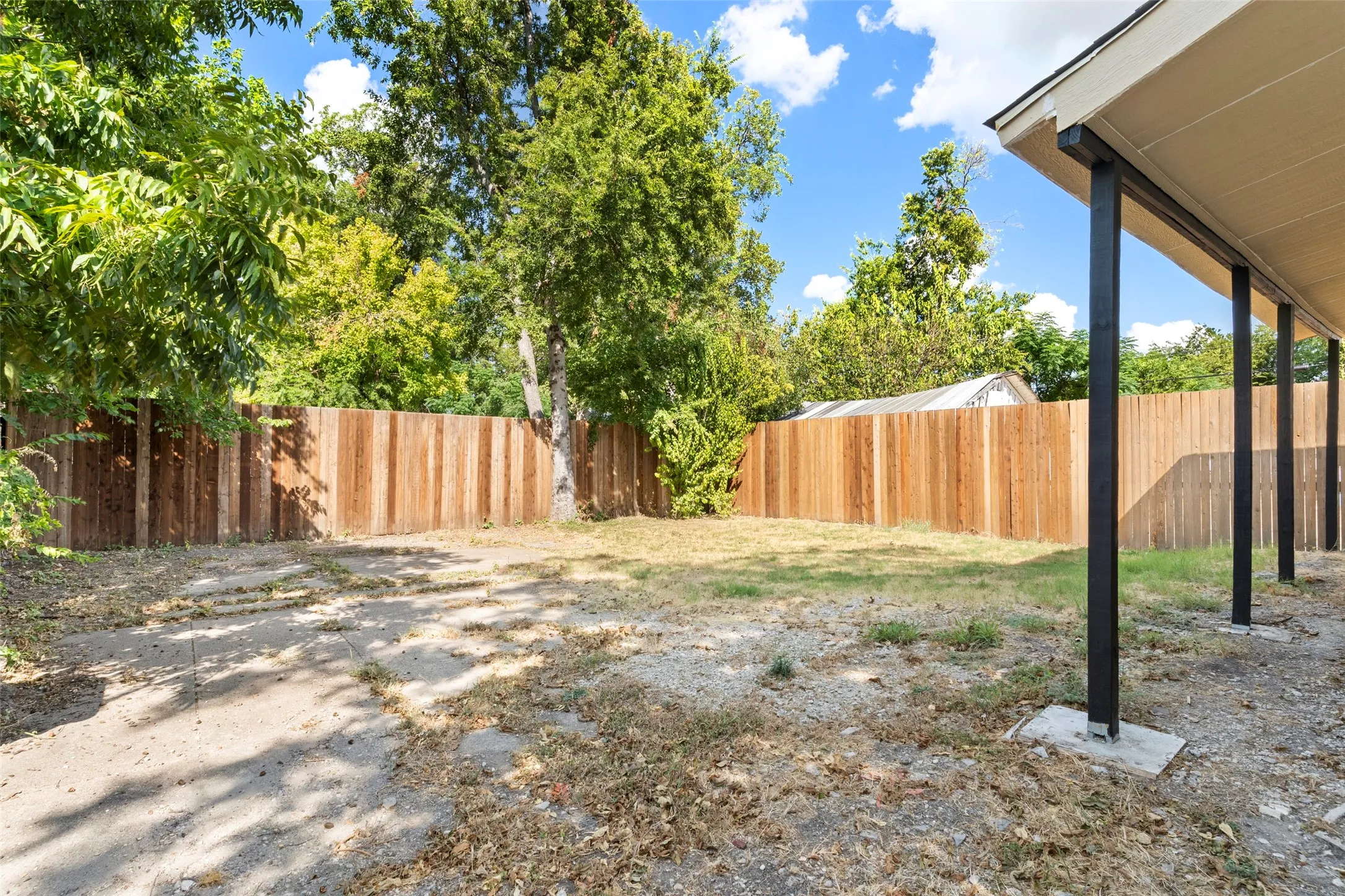 Single Family Residence For Rent in Dallas County , 604 S Fitzhugh Avenue, Dallas, Texas 75223, 4 Bedroom, 3 Bathroom, Garage spaces, 1,867 Sqft, built in 1925, mls#21418491, Real Estate Agent in Dallas, Homes For Rent in Dallas county, Homes For Rent in Dallas, Realtor in Dallas Texas, Real Estate Brokerage Independent Realty Texas, Luminita Cordes Realtor