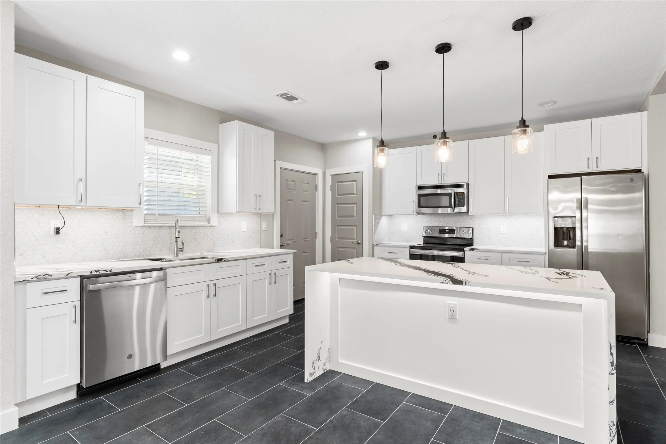 Single Family Residence For Rent in Dallas County , 604 S Fitzhugh Avenue, Dallas, Texas 75223, 4 Bedroom, 3 Bathroom, Garage spaces, 1,867 Sqft, built in 1925, mls#21418491, Real Estate Agent in Dallas, Homes For Rent in Dallas county, Homes For Rent in Dallas, Realtor in Dallas Texas, Real Estate Brokerage Independent Realty Texas, Luminita Cordes Realtor