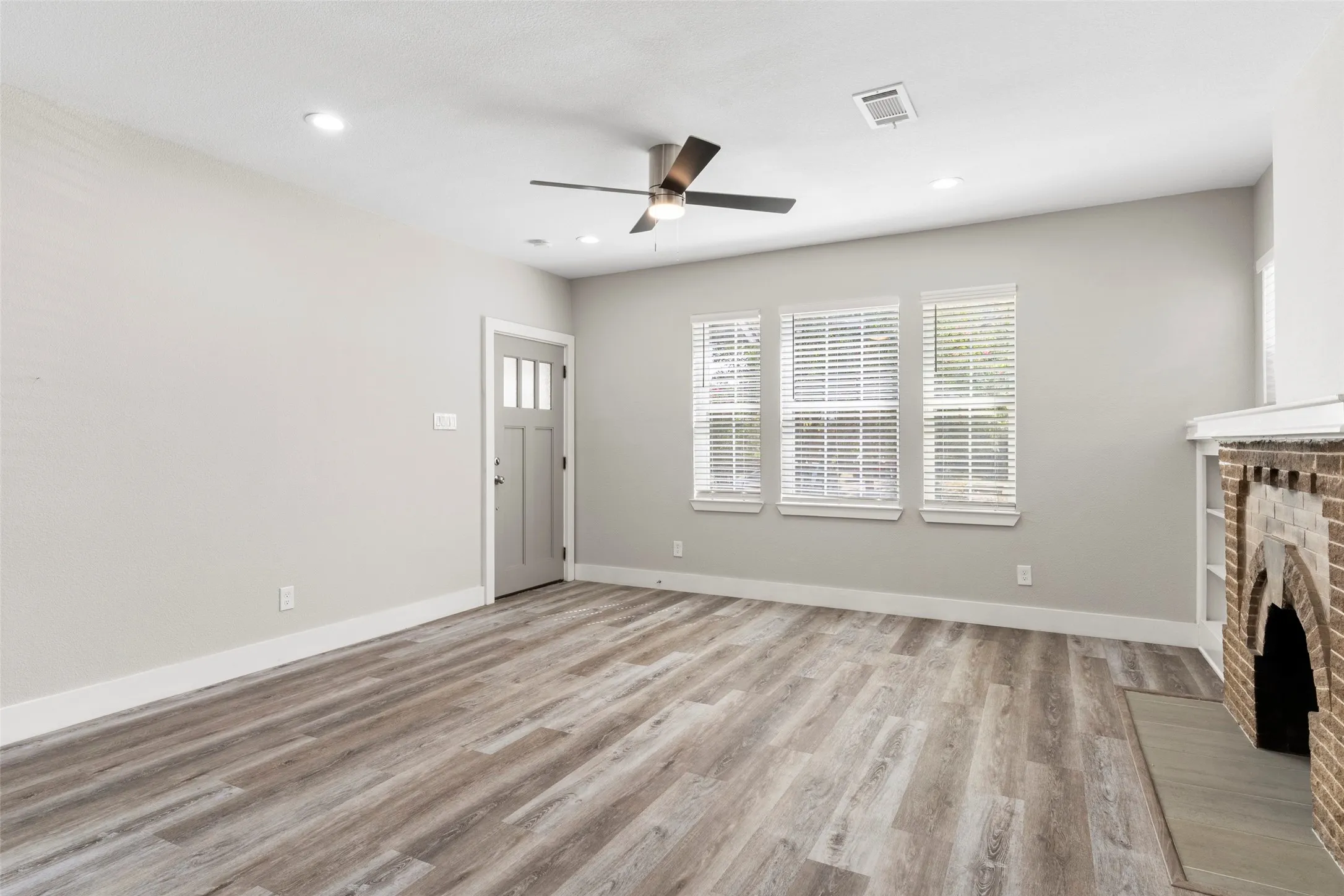 Single Family Residence For Rent in Dallas County , 604 S Fitzhugh Avenue, Dallas, Texas 75223, 4 Bedroom, 3 Bathroom, Garage spaces, 1,867 Sqft, built in 1925, mls#21418491, Real Estate Agent in Dallas, Homes For Rent in Dallas county, Homes For Rent in Dallas, Realtor in Dallas Texas, Real Estate Brokerage Independent Realty Texas, Luminita Cordes Realtor