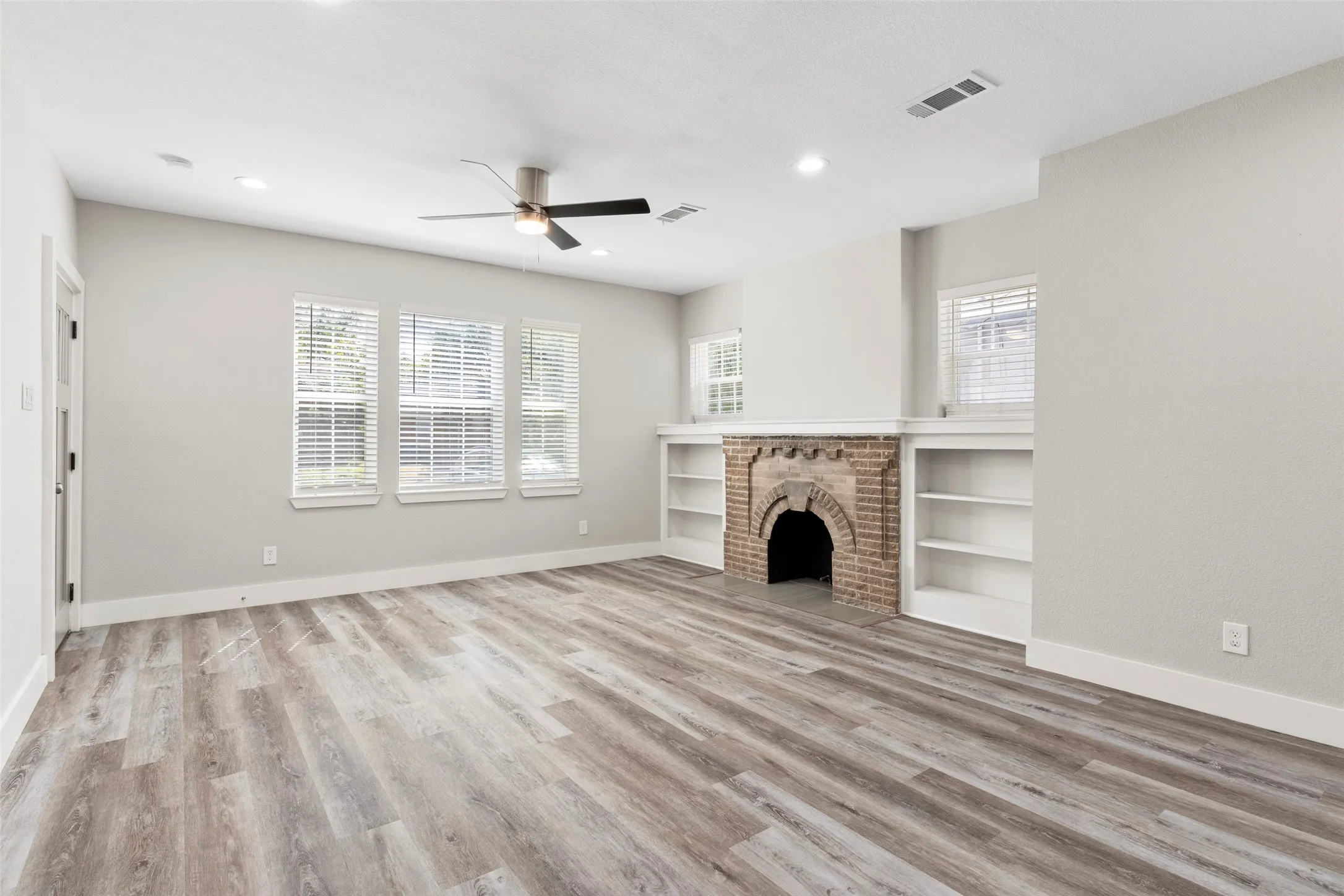 Single Family Residence For Rent in Dallas County , 604 S Fitzhugh Avenue, Dallas, Texas 75223, 4 Bedroom, 3 Bathroom, Garage spaces, 1,867 Sqft, built in 1925, mls#21418491, Real Estate Agent in Dallas, Homes For Rent in Dallas county, Homes For Rent in Dallas, Realtor in Dallas Texas, Real Estate Brokerage Independent Realty Texas, Luminita Cordes Realtor