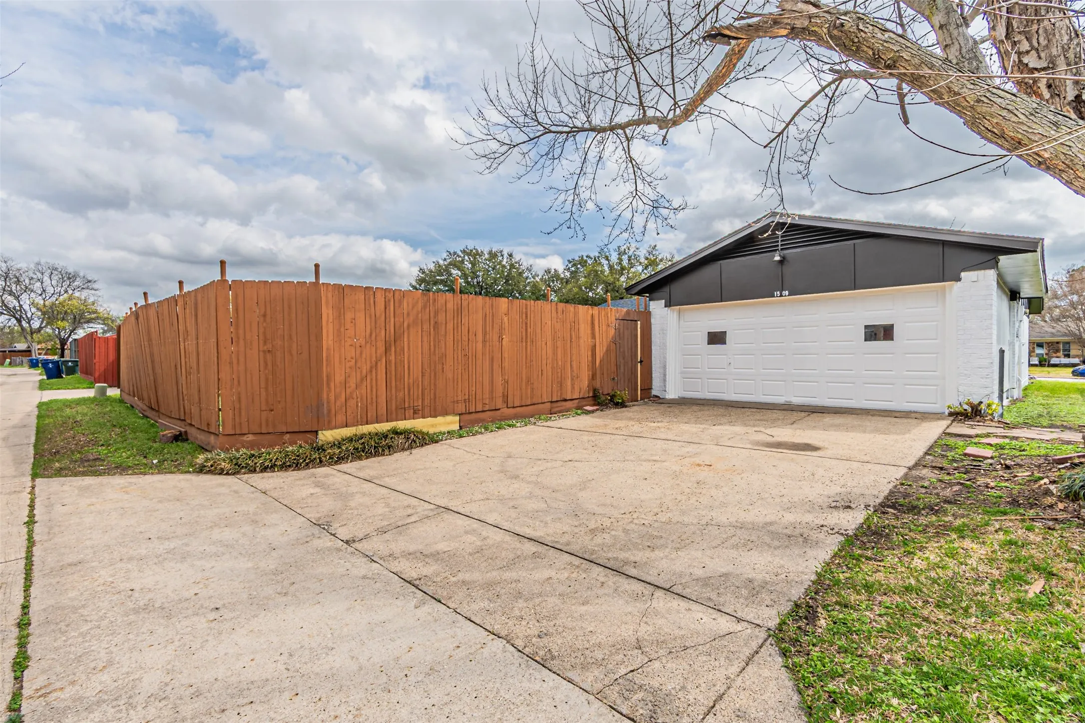 Single Family Residence For Sale in Dallas County , 1509 Crockett Street, Garland, Texas 75042, 3 Bedroom, 2 Bathroom, 2 Garage spaces, 1,383 Sqft, built in 1969, mls#21419153, Real Estate Agent in Garland, Homes For Sale in Dallas county, Homes For Sale in Garland, Realtor in Garland Texas, Real Estate Brokerage Independent Realty Texas, Luminita Cordes Realtor
