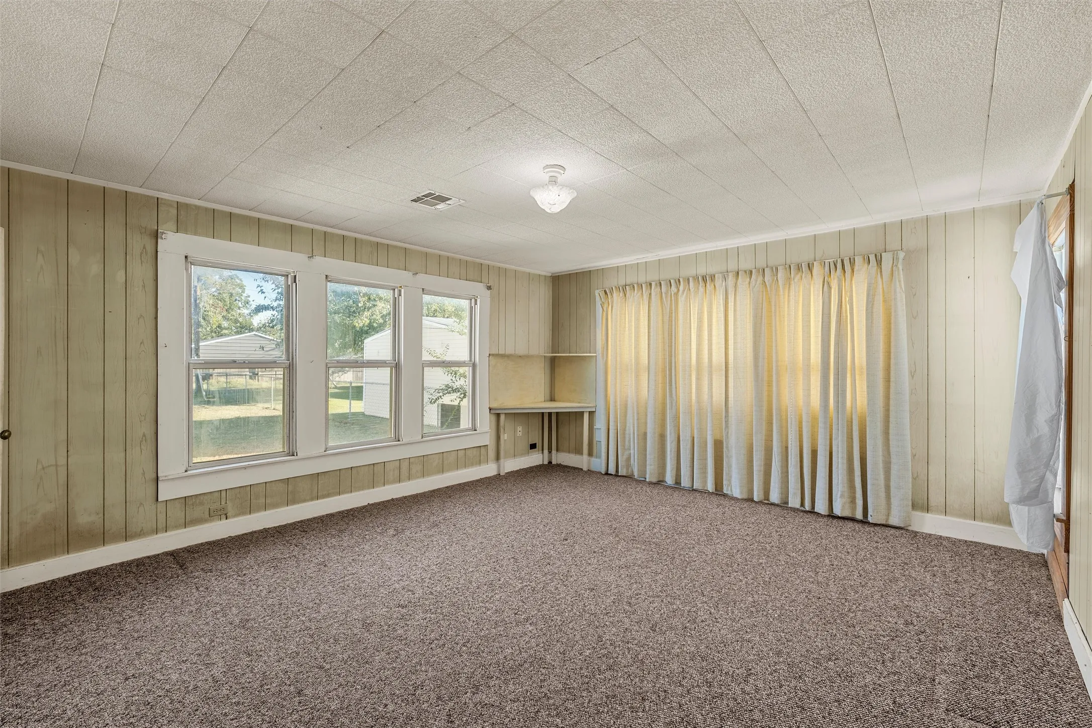Single Family Residence For Sale in Mc Lennan County , 302 W Elm Street, West, Texas 76691, 2 Bedroom, 1 Bathroom, 1 Garage spaces, 1,552 Sqft, built in 1925, mls#21419173, Real Estate Agent in West, Homes For Sale in Mc Lennan county, Homes For Sale in West, Realtor in West Texas, Real Estate Brokerage Independent Realty Texas, Luminita Cordes Realtor