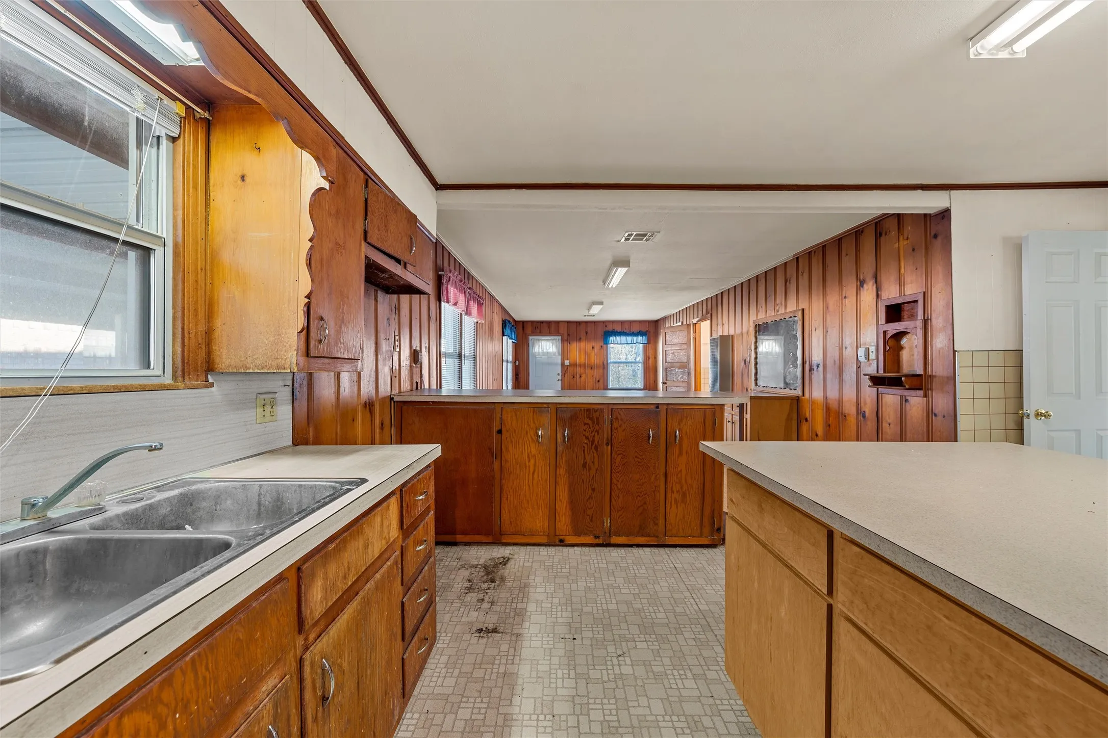 Single Family Residence For Sale in Mc Lennan County , 302 W Elm Street, West, Texas 76691, 2 Bedroom, 1 Bathroom, 1 Garage spaces, 1,552 Sqft, built in 1925, mls#21419173, Real Estate Agent in West, Homes For Sale in Mc Lennan county, Homes For Sale in West, Realtor in West Texas, Real Estate Brokerage Independent Realty Texas, Luminita Cordes Realtor