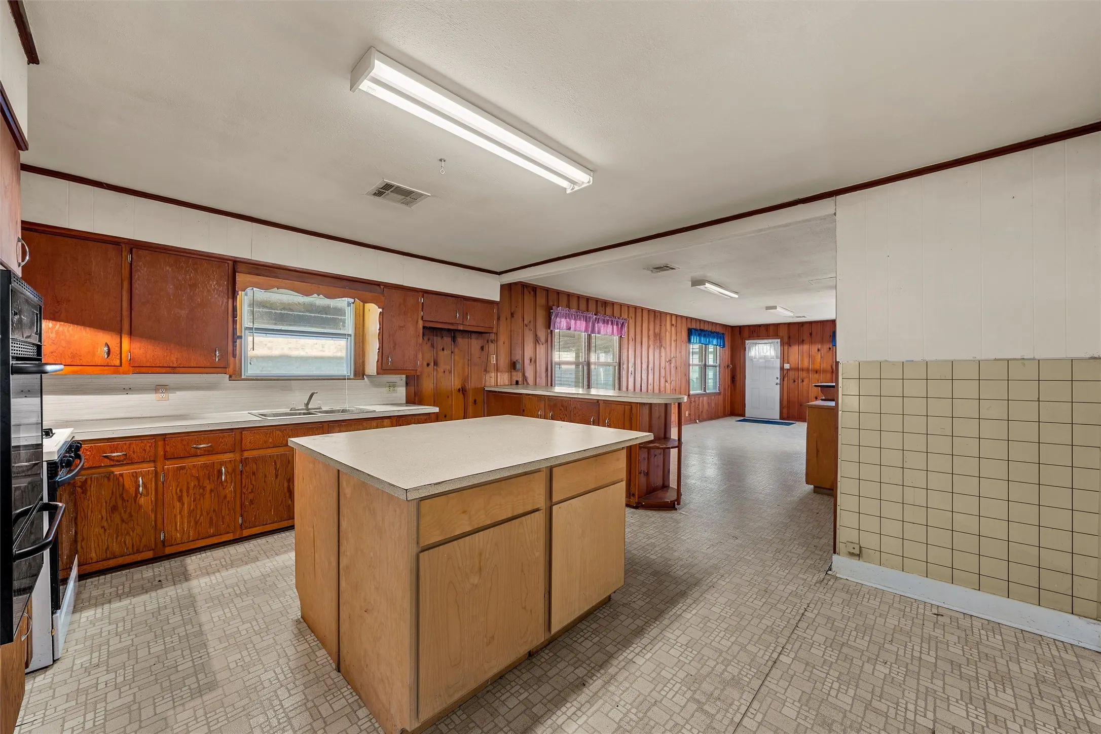 Single Family Residence For Sale in Mc Lennan County , 302 W Elm Street, West, Texas 76691, 2 Bedroom, 1 Bathroom, 1 Garage spaces, 1,552 Sqft, built in 1925, mls#21419173, Real Estate Agent in West, Homes For Sale in Mc Lennan county, Homes For Sale in West, Realtor in West Texas, Real Estate Brokerage Independent Realty Texas, Luminita Cordes Realtor