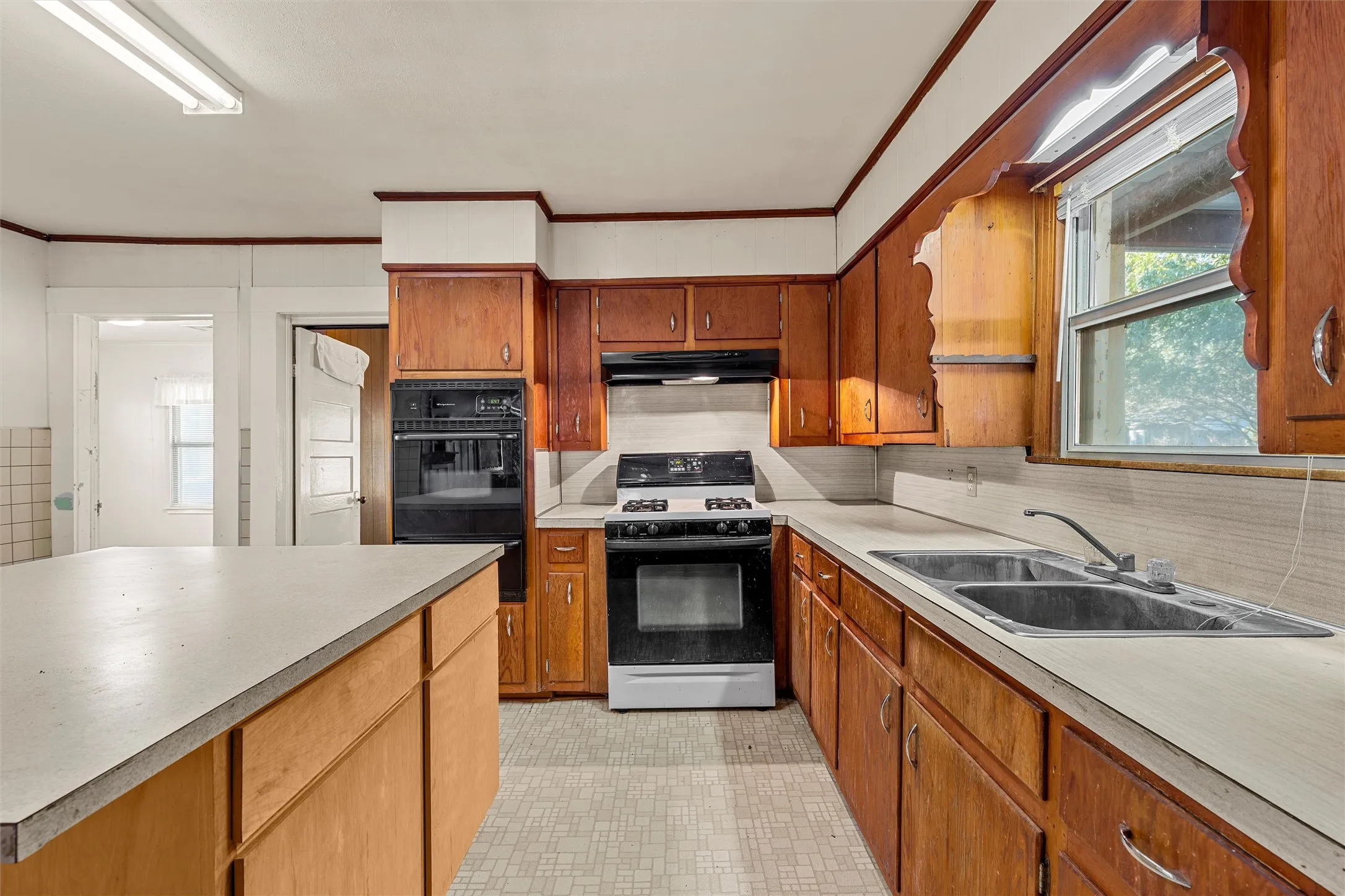 Single Family Residence For Sale in Mc Lennan County , 302 W Elm Street, West, Texas 76691, 2 Bedroom, 1 Bathroom, 1 Garage spaces, 1,552 Sqft, built in 1925, mls#21419173, Real Estate Agent in West, Homes For Sale in Mc Lennan county, Homes For Sale in West, Realtor in West Texas, Real Estate Brokerage Independent Realty Texas, Luminita Cordes Realtor