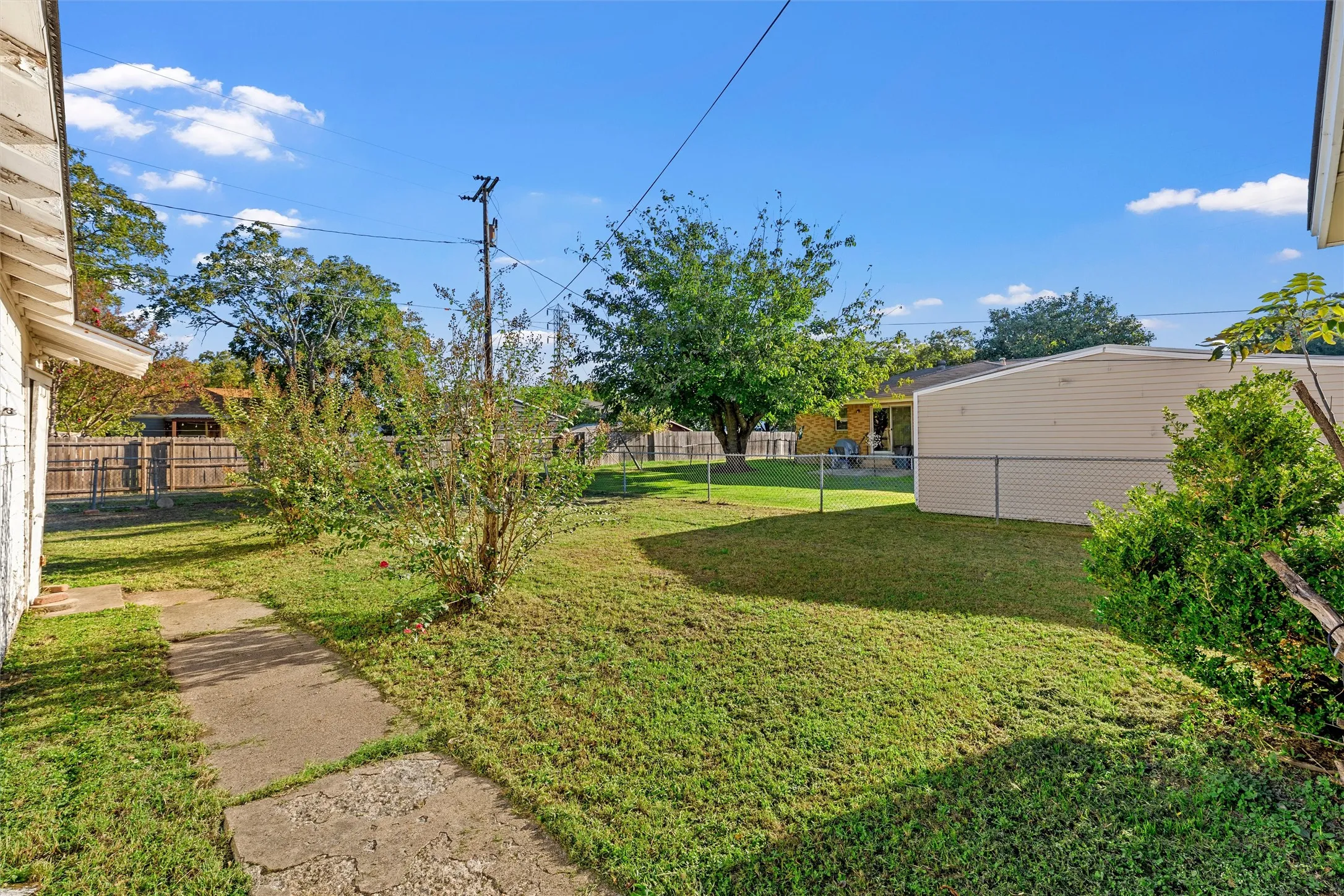 Single Family Residence For Sale in Mc Lennan County , 302 W Elm Street, West, Texas 76691, 2 Bedroom, 1 Bathroom, 1 Garage spaces, 1,552 Sqft, built in 1925, mls#21419173, Real Estate Agent in West, Homes For Sale in Mc Lennan county, Homes For Sale in West, Realtor in West Texas, Real Estate Brokerage Independent Realty Texas, Luminita Cordes Realtor